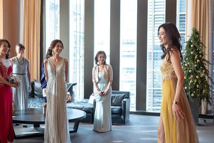 浅井香葉子さんのインスタグラム写真 - (浅井香葉子Instagram)「【ステージは日常にこそ存在する👠】﻿ ﻿ 生徒さまとの﻿ MUSEL secret Party 2020﻿ 〜自分自身をもてなす日〜﻿ ﻿ 今年もレッスンを通して﻿ 沢山の方とご縁が繋がりました﻿ ﻿ きっかけは﻿ ミセスコンテストや﻿ オンライン講座﻿ など、それぞれ異なりますが﻿ ﻿ 全員と共通していることは﻿ 『歩く』ということ💓﻿ ﻿ まずは皆んなで歩き納め👠😆﻿ プチランウェイしました﻿ ﻿ 皆んなエネルギー高く﻿ 歩くことを楽しんでいたのが﻿ とても嬉しい💕﻿ ﻿ 〜Walk my Life〜 ステージは日常にこそ存在します✨﻿ ﻿ 思い思いのスタイルで﻿ 自由にわたしを表現しながら﻿ 歩きたいですね﻿♡ ﻿ そしてね﻿ 毎日同じ歩き方って存在しないんですよ﻿ ﻿ 心と身体の状態で﻿ 歩き方は変わる﻿ ﻿ だから歩くことは﻿ 自分と向き合うこと♡﻿ ﻿ 私もSpecial Thanksで﻿ 世界大会ドレスを着て歩きましたー💕﻿ ﻿  つづく…﻿ ﻿ ﻿ ﻿ 〜美しさの種は自分の中に在る〜﻿ 全ては自分と向き合うことから﻿ ﻿ ____________________★_____________________﻿ 「在り方・歩き方・美しい所作」で﻿ あなたの存在そのものを輝きにする﻿ MUSEL Walking & Life﻿ ﻿ 👠レッスン申込みは @asaikayoko プロフィールURLから﻿  #ウォーキング #浅井香葉子 #ウォーキング講師 #ウォーキングレッスン東京 #ランウェイ #walkmylife #dress #パーティドレス #ブルガリイルリストランテ」12月19日 16時09分 - asaikayoko