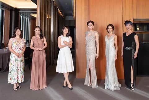 浅井香葉子さんのインスタグラム写真 - (浅井香葉子Instagram)「【ステージは日常にこそ存在する👠】﻿ ﻿ 生徒さまとの﻿ MUSEL secret Party 2020﻿ 〜自分自身をもてなす日〜﻿ ﻿ 今年もレッスンを通して﻿ 沢山の方とご縁が繋がりました﻿ ﻿ きっかけは﻿ ミセスコンテストや﻿ オンライン講座﻿ など、それぞれ異なりますが﻿ ﻿ 全員と共通していることは﻿ 『歩く』ということ💓﻿ ﻿ まずは皆んなで歩き納め👠😆﻿ プチランウェイしました﻿ ﻿ 皆んなエネルギー高く﻿ 歩くことを楽しんでいたのが﻿ とても嬉しい💕﻿ ﻿ 〜Walk my Life〜 ステージは日常にこそ存在します✨﻿ ﻿ 思い思いのスタイルで﻿ 自由にわたしを表現しながら﻿ 歩きたいですね﻿♡ ﻿ そしてね﻿ 毎日同じ歩き方って存在しないんですよ﻿ ﻿ 心と身体の状態で﻿ 歩き方は変わる﻿ ﻿ だから歩くことは﻿ 自分と向き合うこと♡﻿ ﻿ 私もSpecial Thanksで﻿ 世界大会ドレスを着て歩きましたー💕﻿ ﻿  つづく…﻿ ﻿ ﻿ ﻿ 〜美しさの種は自分の中に在る〜﻿ 全ては自分と向き合うことから﻿ ﻿ ____________________★_____________________﻿ 「在り方・歩き方・美しい所作」で﻿ あなたの存在そのものを輝きにする﻿ MUSEL Walking & Life﻿ ﻿ 👠レッスン申込みは @asaikayoko プロフィールURLから﻿  #ウォーキング #浅井香葉子 #ウォーキング講師 #ウォーキングレッスン東京 #ランウェイ #walkmylife #dress #パーティドレス #ブルガリイルリストランテ」12月19日 16時09分 - asaikayoko