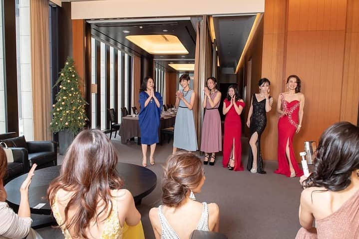 浅井香葉子さんのインスタグラム写真 - (浅井香葉子Instagram)「【ステージは日常にこそ存在する👠】﻿ ﻿ 生徒さまとの﻿ MUSEL secret Party 2020﻿ 〜自分自身をもてなす日〜﻿ ﻿ 今年もレッスンを通して﻿ 沢山の方とご縁が繋がりました﻿ ﻿ きっかけは﻿ ミセスコンテストや﻿ オンライン講座﻿ など、それぞれ異なりますが﻿ ﻿ 全員と共通していることは﻿ 『歩く』ということ💓﻿ ﻿ まずは皆んなで歩き納め👠😆﻿ プチランウェイしました﻿ ﻿ 皆んなエネルギー高く﻿ 歩くことを楽しんでいたのが﻿ とても嬉しい💕﻿ ﻿ 〜Walk my Life〜 ステージは日常にこそ存在します✨﻿ ﻿ 思い思いのスタイルで﻿ 自由にわたしを表現しながら﻿ 歩きたいですね﻿♡ ﻿ そしてね﻿ 毎日同じ歩き方って存在しないんですよ﻿ ﻿ 心と身体の状態で﻿ 歩き方は変わる﻿ ﻿ だから歩くことは﻿ 自分と向き合うこと♡﻿ ﻿ 私もSpecial Thanksで﻿ 世界大会ドレスを着て歩きましたー💕﻿ ﻿  つづく…﻿ ﻿ ﻿ ﻿ 〜美しさの種は自分の中に在る〜﻿ 全ては自分と向き合うことから﻿ ﻿ ____________________★_____________________﻿ 「在り方・歩き方・美しい所作」で﻿ あなたの存在そのものを輝きにする﻿ MUSEL Walking & Life﻿ ﻿ 👠レッスン申込みは @asaikayoko プロフィールURLから﻿  #ウォーキング #浅井香葉子 #ウォーキング講師 #ウォーキングレッスン東京 #ランウェイ #walkmylife #dress #パーティドレス #ブルガリイルリストランテ」12月19日 16時09分 - asaikayoko