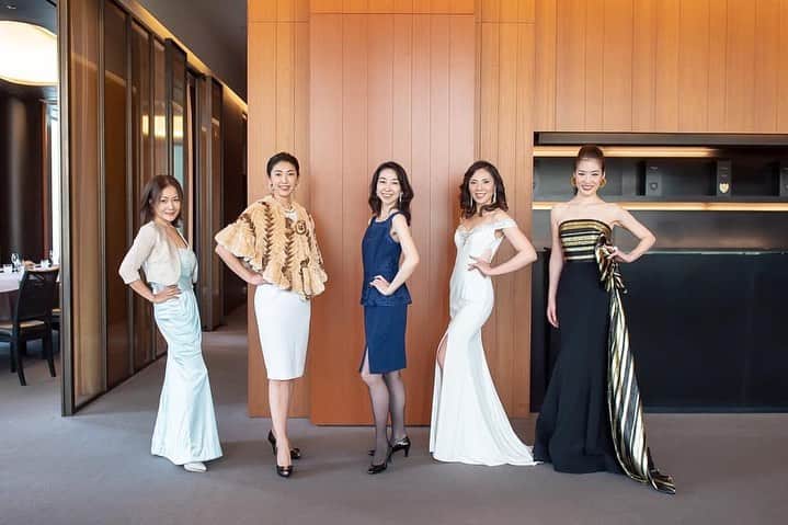 浅井香葉子さんのインスタグラム写真 - (浅井香葉子Instagram)「【ステージは日常にこそ存在する👠】﻿ ﻿ 生徒さまとの﻿ MUSEL secret Party 2020﻿ 〜自分自身をもてなす日〜﻿ ﻿ 今年もレッスンを通して﻿ 沢山の方とご縁が繋がりました﻿ ﻿ きっかけは﻿ ミセスコンテストや﻿ オンライン講座﻿ など、それぞれ異なりますが﻿ ﻿ 全員と共通していることは﻿ 『歩く』ということ💓﻿ ﻿ まずは皆んなで歩き納め👠😆﻿ プチランウェイしました﻿ ﻿ 皆んなエネルギー高く﻿ 歩くことを楽しんでいたのが﻿ とても嬉しい💕﻿ ﻿ 〜Walk my Life〜 ステージは日常にこそ存在します✨﻿ ﻿ 思い思いのスタイルで﻿ 自由にわたしを表現しながら﻿ 歩きたいですね﻿♡ ﻿ そしてね﻿ 毎日同じ歩き方って存在しないんですよ﻿ ﻿ 心と身体の状態で﻿ 歩き方は変わる﻿ ﻿ だから歩くことは﻿ 自分と向き合うこと♡﻿ ﻿ 私もSpecial Thanksで﻿ 世界大会ドレスを着て歩きましたー💕﻿ ﻿  つづく…﻿ ﻿ ﻿ ﻿ 〜美しさの種は自分の中に在る〜﻿ 全ては自分と向き合うことから﻿ ﻿ ____________________★_____________________﻿ 「在り方・歩き方・美しい所作」で﻿ あなたの存在そのものを輝きにする﻿ MUSEL Walking & Life﻿ ﻿ 👠レッスン申込みは @asaikayoko プロフィールURLから﻿  #ウォーキング #浅井香葉子 #ウォーキング講師 #ウォーキングレッスン東京 #ランウェイ #walkmylife #dress #パーティドレス #ブルガリイルリストランテ」12月19日 16時09分 - asaikayoko