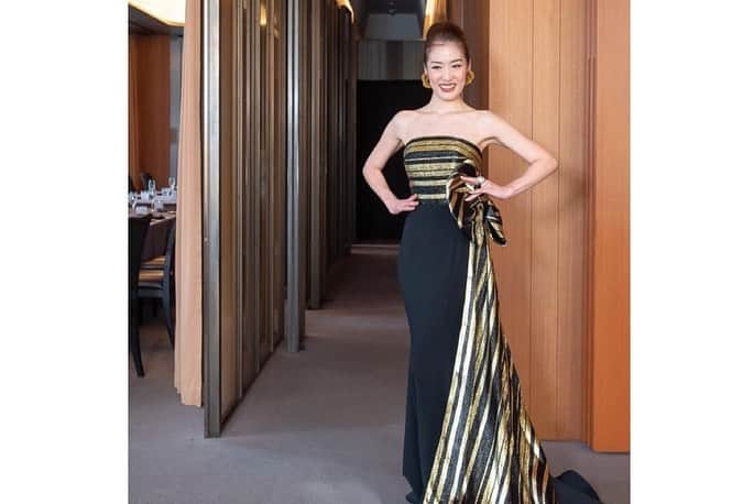 浅井香葉子さんのインスタグラム写真 - (浅井香葉子Instagram)「【ステージは日常にこそ存在する👠】﻿ ﻿ 生徒さまとの﻿ MUSEL secret Party 2020﻿ 〜自分自身をもてなす日〜﻿ ﻿ 今年もレッスンを通して﻿ 沢山の方とご縁が繋がりました﻿ ﻿ きっかけは﻿ ミセスコンテストや﻿ オンライン講座﻿ など、それぞれ異なりますが﻿ ﻿ 全員と共通していることは﻿ 『歩く』ということ💓﻿ ﻿ まずは皆んなで歩き納め👠😆﻿ プチランウェイしました﻿ ﻿ 皆んなエネルギー高く﻿ 歩くことを楽しんでいたのが﻿ とても嬉しい💕﻿ ﻿ 〜Walk my Life〜 ステージは日常にこそ存在します✨﻿ ﻿ 思い思いのスタイルで﻿ 自由にわたしを表現しながら﻿ 歩きたいですね﻿♡ ﻿ そしてね﻿ 毎日同じ歩き方って存在しないんですよ﻿ ﻿ 心と身体の状態で﻿ 歩き方は変わる﻿ ﻿ だから歩くことは﻿ 自分と向き合うこと♡﻿ ﻿ 私もSpecial Thanksで﻿ 世界大会ドレスを着て歩きましたー💕﻿ ﻿  つづく…﻿ ﻿ ﻿ ﻿ 〜美しさの種は自分の中に在る〜﻿ 全ては自分と向き合うことから﻿ ﻿ ____________________★_____________________﻿ 「在り方・歩き方・美しい所作」で﻿ あなたの存在そのものを輝きにする﻿ MUSEL Walking & Life﻿ ﻿ 👠レッスン申込みは @asaikayoko プロフィールURLから﻿  #ウォーキング #浅井香葉子 #ウォーキング講師 #ウォーキングレッスン東京 #ランウェイ #walkmylife #dress #パーティドレス #ブルガリイルリストランテ」12月19日 16時09分 - asaikayoko