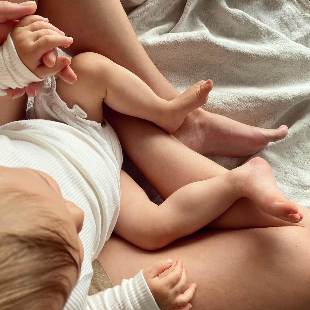 ジェニファー・ホーキンスのインスタグラム：「Watching ‘Grinchy’ The Grinch with my girl!! Love this view and her little hand!? Special Christmas moments- so thankful! 🎄🥰 (Frankie’s molars are popping through, so it’s been interesting! @bubsaustralia rusks on high rotation! 🙏🏽)」