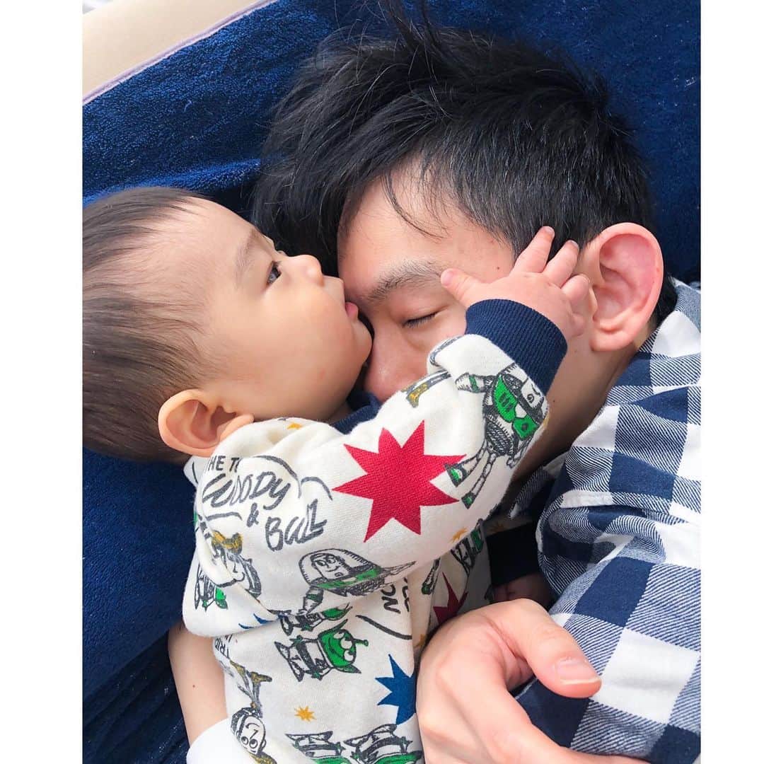 馬渕史香のインスタグラム：「寝起きの父と、起こしに来た息子 耳と眉がそっくり🤣  昨日、インフルの予防接種と6ヶ月健診に行ってきました  もうそろそろかなーって思っとったけど、「生えてきてるねー」って言われて見ると、確かに白い！ 先生に先に発見されちゃったなー  てことで、息子、歯が生えました🦷 指噛まれるとはっきりと感じる😳  今後は噛まれるのこわいなー😅  #あしざわ家 #赤ちゃんのいる生活 #令和2年生まれ #5月生まれ #男の子ベビー #令和ベビー #babyboy #2020baby #ゼクシィbaby #ベビーグラム #ベビフル #コズレ #ままのて #ゼクシィbabyママ隊 #ずぼら主婦 #ヴェレダ #ヴェレダベビー #ヴェレダベビーアンバサダー #ヴェレダファンプログラム」