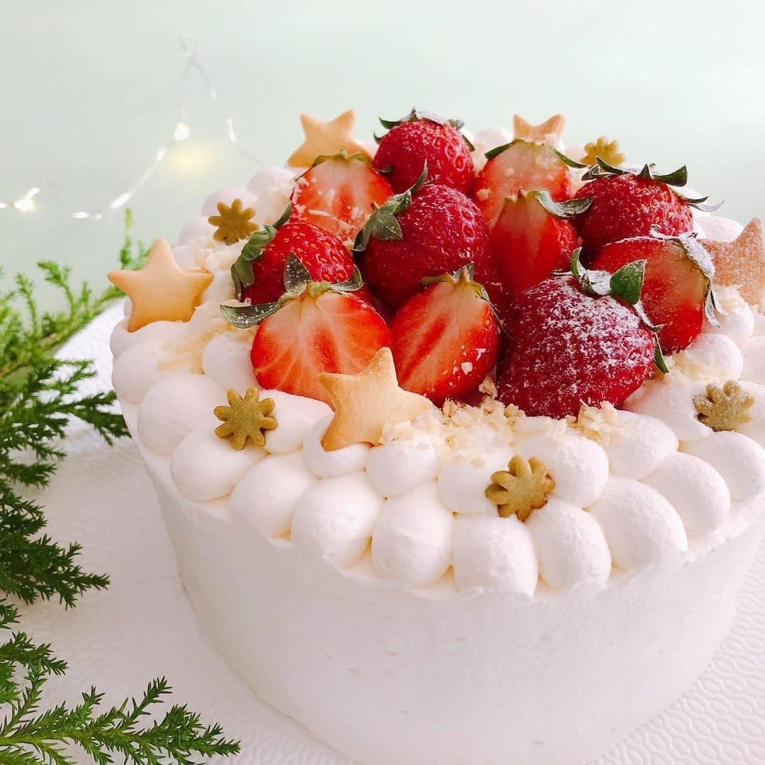 cook kafemaruのインスタグラム：「クリスマスの🍓ケーキ🍰 苺たっぷりサンドしたら、お皿に移すのに一苦労。 クリームチーズ入りの生クリームで、下塗りしてから、生クリームでナッペ。 ナッペって大変だけど、出来上がると「やった❤️」というわけのわからない興奮に包まれてしまうなぁ。  ナッペ下手ですが、作り方はYouTubeにて。  ※ ※ ※ ※ ※  新刊「罪深いスイーツ」も 宜しくお願いします🤗  おうちスイーツいっぱいです🍮  #cookkafemaru#レシピ本#罪深いスイーツ#YouTube」