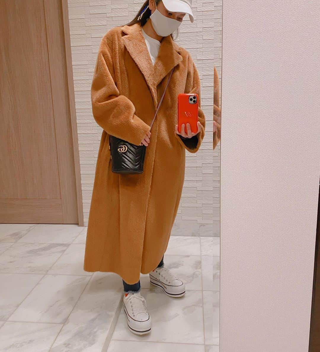のインスタグラム：「@think_fur のお気に入りコート！ 環境に配慮して作られているエコファー、マイクロスエードが内側でリバーシブルでも着られます☺️✨完全受注生産で、無駄もなくそしてお値段がお手頃なのに本当に驚く程のクオリティー。  普段カジュアルが多い私でも、サッと羽織るだけで格上げされた気分に☺️✨そしてめちゃくちゃあったかい！！嬉しいー！！#thinkfur #ecofur #sustainable #エコファー #肌触り最高 #たまの私服」