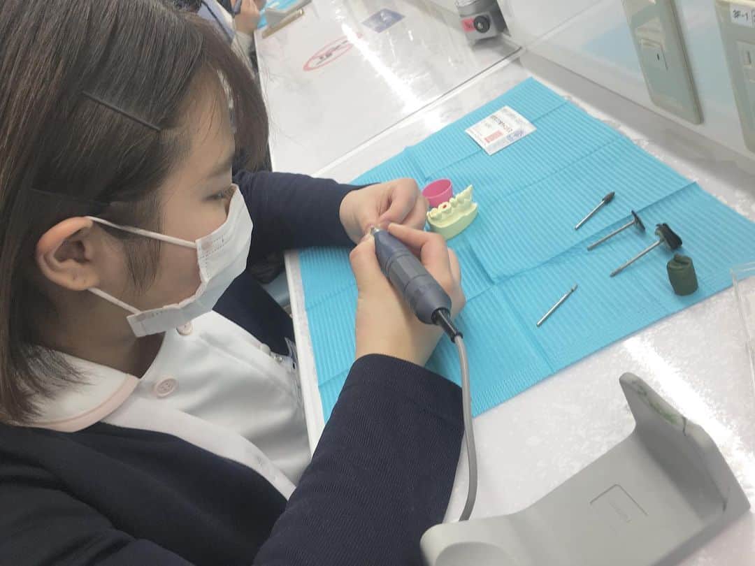 新東京歯科衛生士学校さんのインスタグラム写真 - (新東京歯科衛生士学校Instagram)「学生スタッフのⓂ️です  金歯作り体験に参加させて頂きました。 初めて技工士さんの器具機材を使って、 作業するのがとても新鮮で楽しかったです。  金歯を磨いていて、勢いで飛んでいってしまうのでは無いかとヒヤヒヤしながらやりました＾＾  #新東京 #衛生士 #技工士 #全集中 #鬼滅の刃 #猗窩座」12月19日 16時15分 - dh_shintokyo