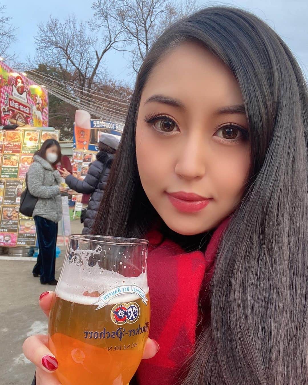 岩上愛美さんのインスタグラム写真 - (岩上愛美Instagram)「クリスマスマーケットにきました✨ クリスマスにむけて盛り上がってきましたね❤️  I came to the Christmas market next to Tokyo Tower🗼🎅✨ The city is getting ready for Christmas.  Vine al mercado navideño junto a la Torre de Tokio. La ciudad se prepara para la Navidad.😝🎄  #christmasmarket #christmas #jermanbeer #love #oktoberfest #tokyotower #shibakoen #festival #クリスマスマーケット #芝公園 #クリスマス」12月19日 16時20分 - amiiwakami