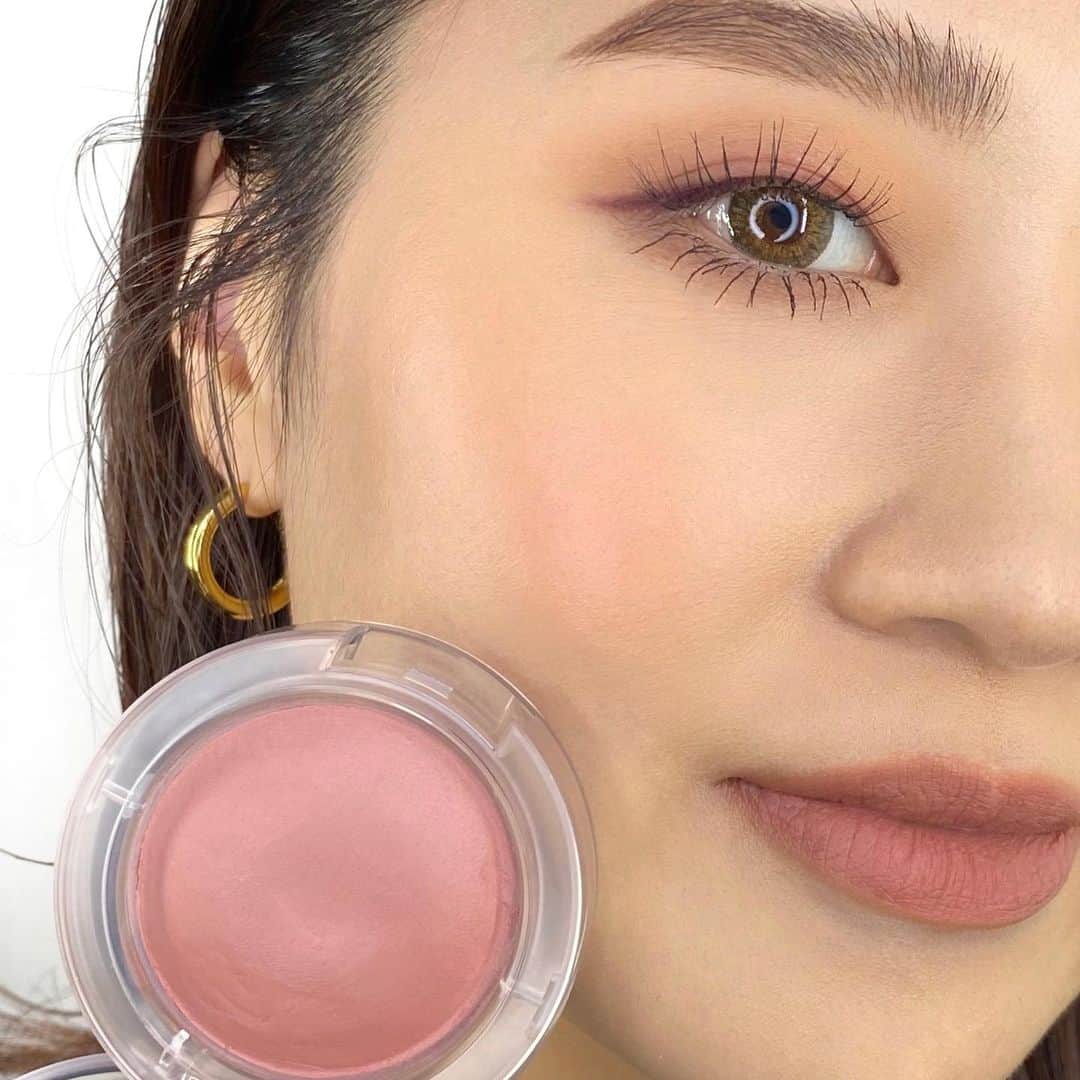 M∙A∙C Cosmetics Japanのインスタグラム：「2020年 M·A·Cアーティストが選ぶマストハブ！ -チーク編③- ㅤ ❄️グロー プレイ ブラッシュ: ブラッシュ, プリーズ ㅤ おもちのようにぷにぷにと弾力のあるユニークなテクスチャーのチークから、トレンドのくすみピンクカラーがイン。弾けるようなみずみずしさで、じゅわっとヘルシーに色づきます✨  ㅤ #MACCosmeticsJapan #MACコスメ #マックコスメ#MACCosmetics #コスメ #メイク #コスメ紹介 #ポーチの中身 #持ち歩きコスメ #ホリデーメイク #お気に入りコスメ #ベストコスメ #ベスコス #チーク #ピンクチーク」