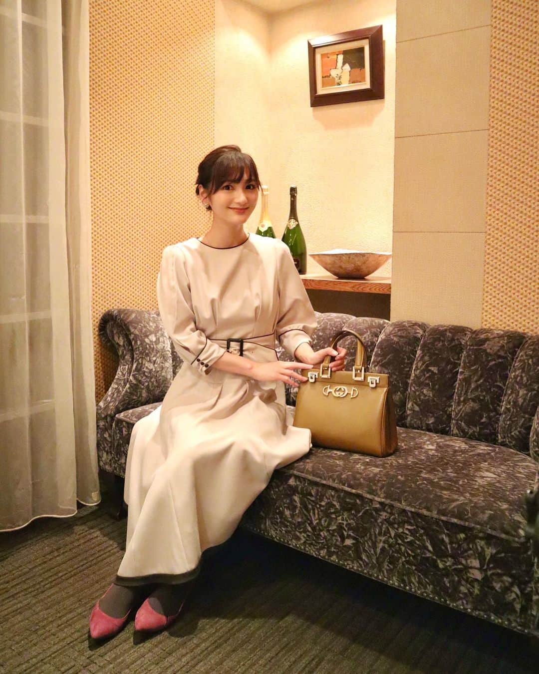 加藤瑠美さんのインスタグラム写真 - (加藤瑠美Instagram)「この間のお洋服💛🤍🤎 大好きなアプのワンピースを着たよ✨ 着るとシルエットがキレイに出てますます可愛い🐣 お袖はシアー素材になっていて、透け感があります🐻‍❄️  dress @apuweiser_official #apuweiserriche  bag @gucci #gucci shoes @piche_abahouse_official #piche  #coordinate#ootd#Japanese#japanesegirl#instafashion#rubi_fashion#男の子ママ#新米ママ#新作#冬服#アプワイザーリッシェ#오오티디#아웃핏#グッチ」12月19日 16時32分 - katorubi