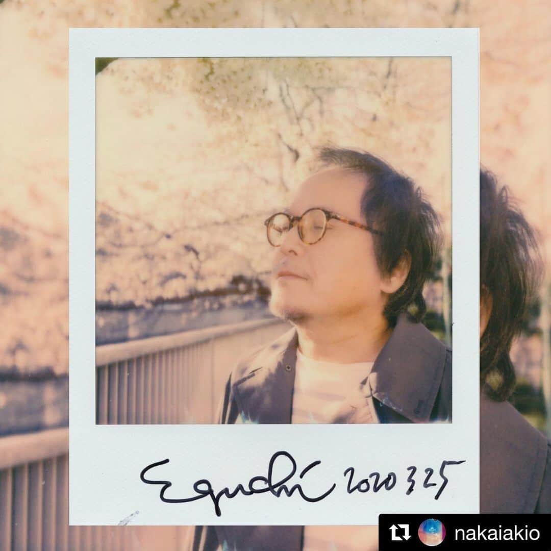 江口寿史のインスタグラム：「今年はこの後が早かったなあー。ここからあっという間にもう年末だよ。  #Repost @nakaiakio with @get_repost ・・・ 2020年ポラロイドでふりかえり、その4 漫画家・イラストレーターの江口寿史　@egutihisasi せんせー　🖋 1枚目は、コロナがじわじわきてた春。 目を閉じないで下さいねーと言ったら、しっかり閉じてた(笑  #mypolaroidnow 1️⃣ #polaroid 600color #mintcamera #slr670s 2️⃣ #onestepplus I-type film Bw #monochrome #instantphotographers #polazine #江口寿史 ありがとうございました📷　#ポラロイド」
