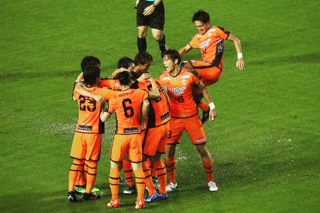 吉濱遼平さんのインスタグラム写真 - (吉濱遼平Instagram)「・ リリースの通り今シーズン限りでレノファ山口を離れることになりました。 SNSのコメントや頂いたメッセージを見て改めて山口でプレーできてよかったなと思ってます。  今シーズンも残り1試合。 最後スタジアムでお待ちしてます！  #レノファ山口 #吉濱遼平 #ヤマグチイチバン」12月19日 16時34分 - ryohey1024