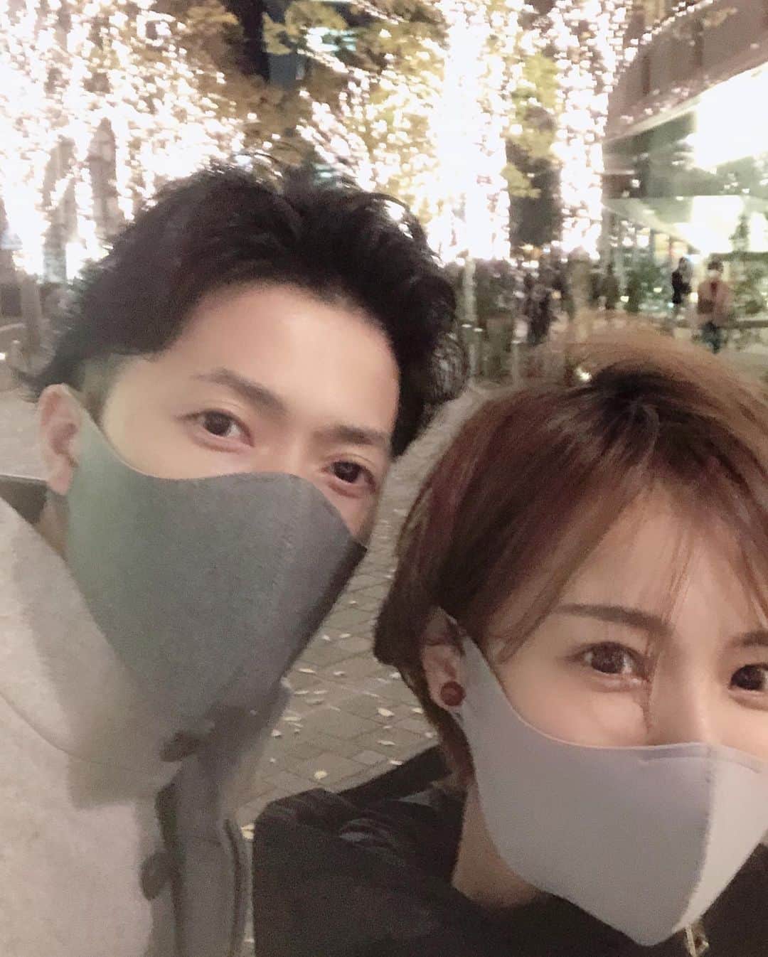 小松あやさんのインスタグラム写真 - (小松あやInstagram)「. 旦那さんと丸の内でごはん食べた時の🍷 イルミネーションがきれいでした*:.｡..･:*｡.:*⭐️ 　 　 もう来週はクリスマスで、 その次の週には大晦日が来るなんて( ꒪ཫ꒪ )早 　  世の中激動の一年だったけど、 来年には、平穏が戻ることを祈って🙏🙏 　 　 にしても 人がいないタイミングを見計らって、 マスク外して、高速でパシャっ📸 写真ひとつ撮るにも大変だ(๑´༥`๑) 　 　 #丸の内イルミネーション #丸の内デート #夫婦デート #仲良し夫婦 #丸の内仲通り #イルミネーション2020」12月19日 16時37分 - i_am_ayakomatsu