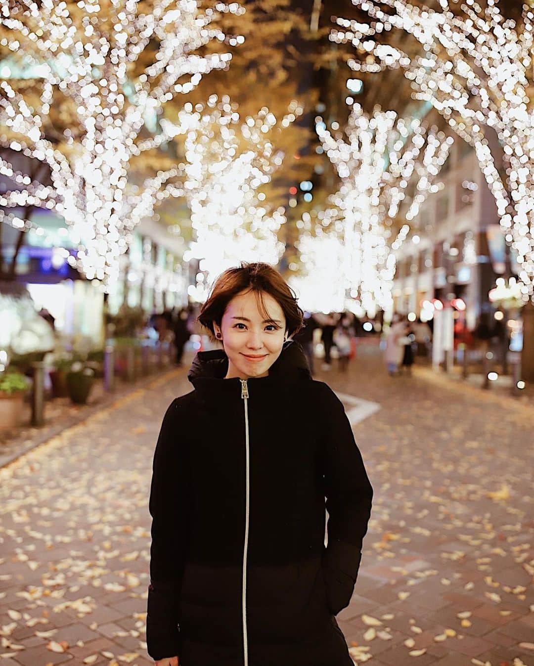 小松あやさんのインスタグラム写真 - (小松あやInstagram)「. 旦那さんと丸の内でごはん食べた時の🍷 イルミネーションがきれいでした*:.｡..･:*｡.:*⭐️ 　 　 もう来週はクリスマスで、 その次の週には大晦日が来るなんて( ꒪ཫ꒪ )早 　  世の中激動の一年だったけど、 来年には、平穏が戻ることを祈って🙏🙏 　 　 にしても 人がいないタイミングを見計らって、 マスク外して、高速でパシャっ📸 写真ひとつ撮るにも大変だ(๑´༥`๑) 　 　 #丸の内イルミネーション #丸の内デート #夫婦デート #仲良し夫婦 #丸の内仲通り #イルミネーション2020」12月19日 16時37分 - i_am_ayakomatsu
