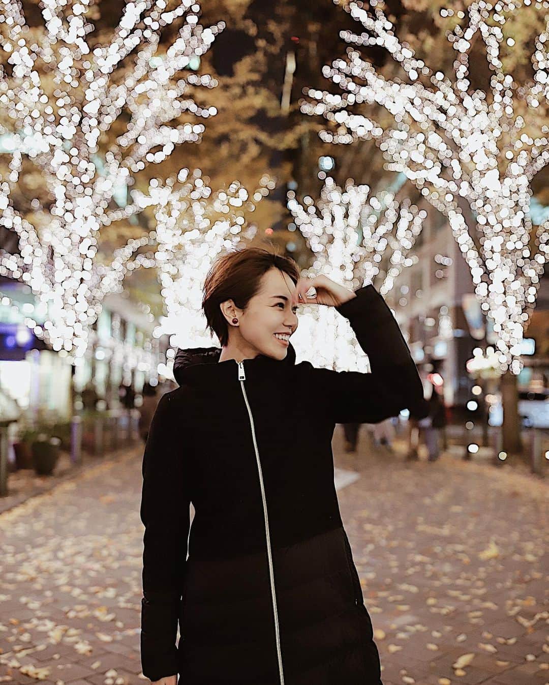 小松あやさんのインスタグラム写真 - (小松あやInstagram)「. 旦那さんと丸の内でごはん食べた時の🍷 イルミネーションがきれいでした*:.｡..･:*｡.:*⭐️ 　 　 もう来週はクリスマスで、 その次の週には大晦日が来るなんて( ꒪ཫ꒪ )早 　  世の中激動の一年だったけど、 来年には、平穏が戻ることを祈って🙏🙏 　 　 にしても 人がいないタイミングを見計らって、 マスク外して、高速でパシャっ📸 写真ひとつ撮るにも大変だ(๑´༥`๑) 　 　 #丸の内イルミネーション #丸の内デート #夫婦デート #仲良し夫婦 #丸の内仲通り #イルミネーション2020」12月19日 16時37分 - i_am_ayakomatsu