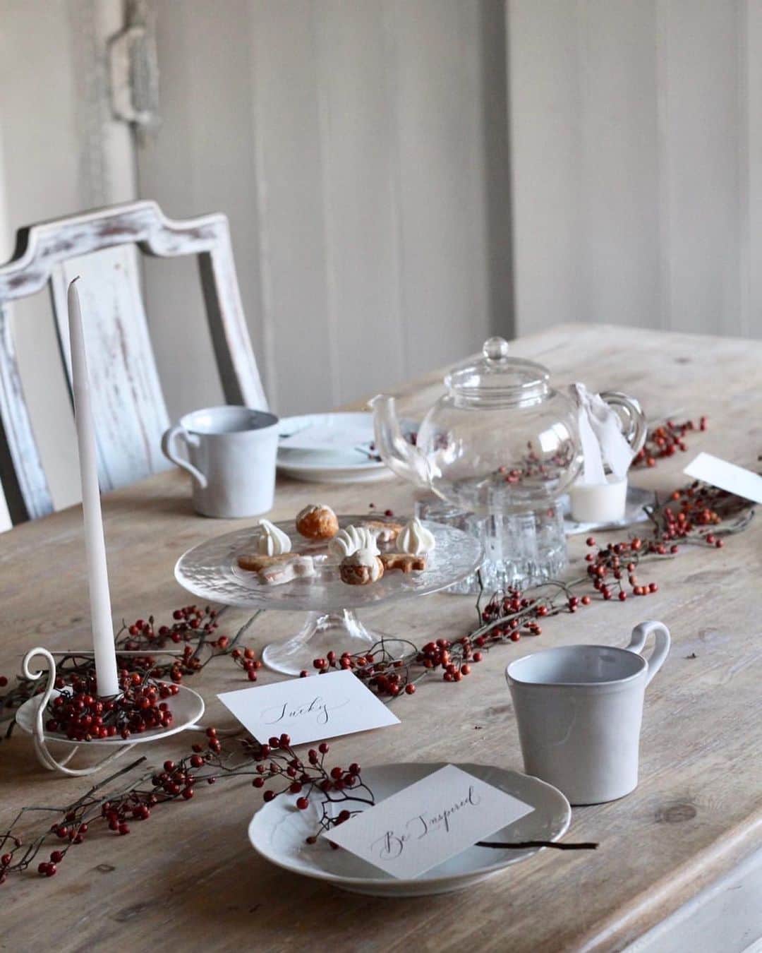のインスタグラム：「Due to the pandemic this year and all the travel restriction, I thought that we won’t be able to do our yearly Christmas workshop together at @studiobouquet this year.   Through lots of hardwork and discussion, we finally managed to do the online version. Even though we all cannot be physically there to experience the whole thing but at the end I am thankful that we can still gather together virtually with a beautiful tea party set up in this wonderful collaboration of calligraphy and tea blending (@makiko_nerolidol ) workshop experience.   I am happy to be able to meet everyone who participated in the workshop and had a chat at the end during the tea party session!   Thank you for joining my last workshop this year, hopefully there will be more exciting workshop coming up next year! —  #truffypi #christmasworkshop #gathering #moderncalligraphy  #creativeworkshop #noel #christmasevent #winter #tokyo #calligraphyworkshop #christmastable #カリグラフィー　#モダンカリグラフィー　#モダンカリグラフィーワークショップ #クリスマス　#カリグラフィースタイリング　#calligraphystyling #onlineworkshop」