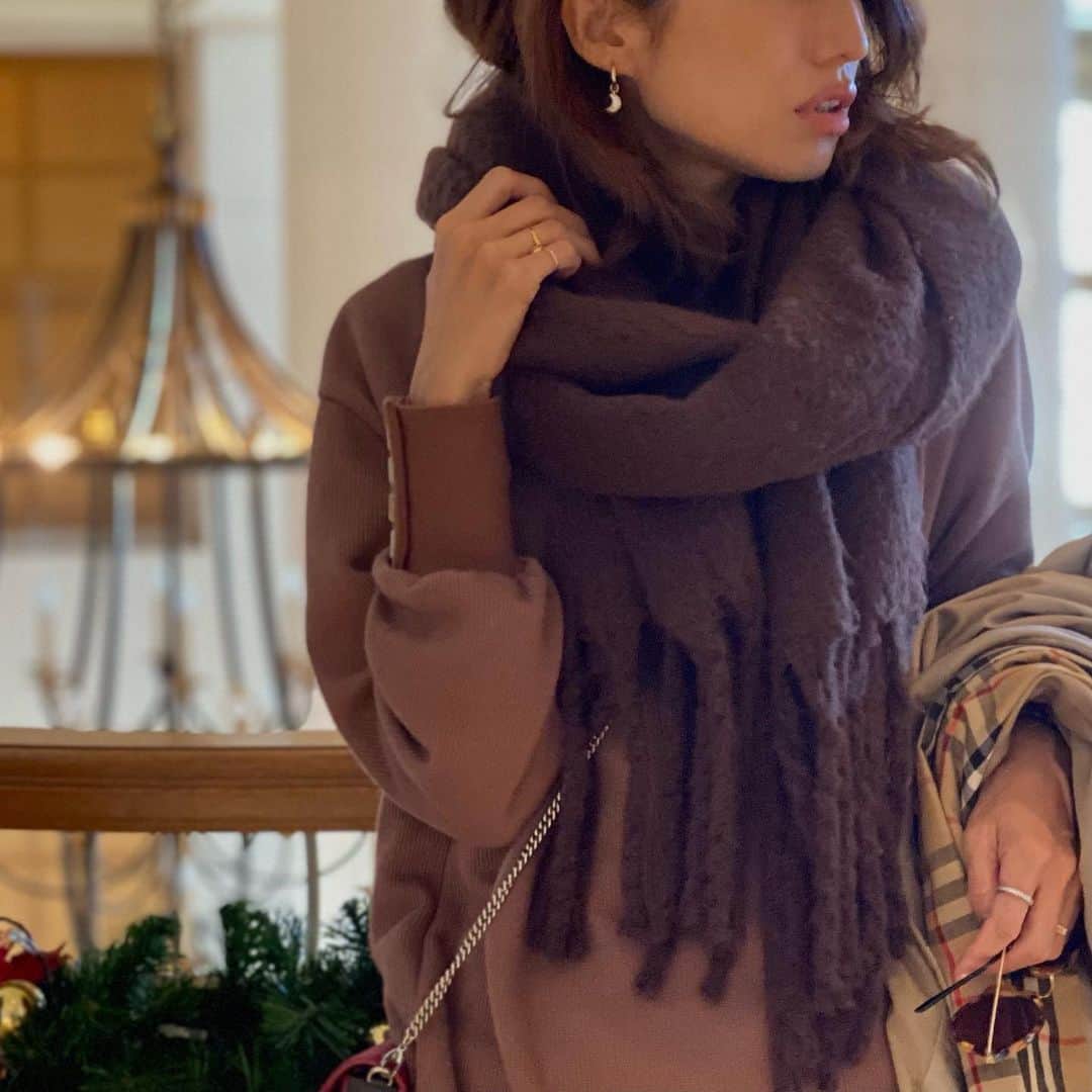 のインスタグラム：「. 購入したピアスのご質問が続きましたので、 記事にもさせて頂きます🙇‍♀️ 本日再販のピアス🌙💫 私はゴールドを購入しました♡ こうして引きで見ても、存在感が素敵！😍 . @sandlessmoon の魅力が詰まったアクセサリーたち、今夜が楽しみ❤︎!! . . . . . . #sandlessmoon  #アクセサリー #大人カジュアル #大人ボヘミアン #カジュアルコーデ」