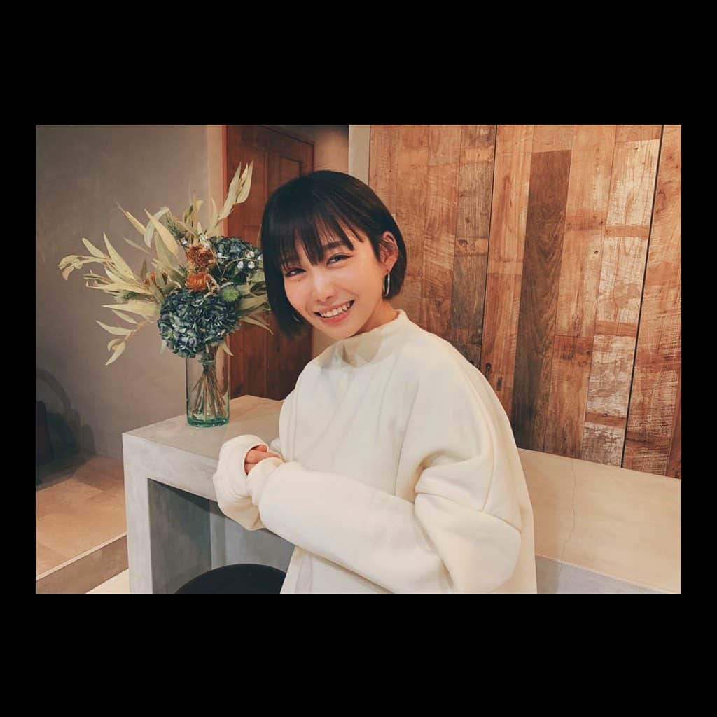 小嶋結里亜さんのインスタグラム写真 - (小嶋結里亜Instagram)「.﻿ .次回の舞台のため﻿ さらに短く切ってきました。✂︎﻿ ﻿ いつも可愛くしてくれる﻿ 大好きなまるさん(@maru_h0527 )﻿ の美容院オープンのお祝いも兼ねて🌼﻿ おめでとうございます♡﻿ ﻿ さあ、気合入れて。﻿ 年末にぎりぎりまで稽古に励みます🔥﻿ ﻿ ❁﻿ ﻿ ❁﻿ ﻿ #妃乃ゆりあ #役者 #舞台 #追憶 #一月 ﻿ #サンモールスタジオ #nanaproduce ﻿ #美容院 #ショート女子」12月19日 16時40分 - hino_yuria127