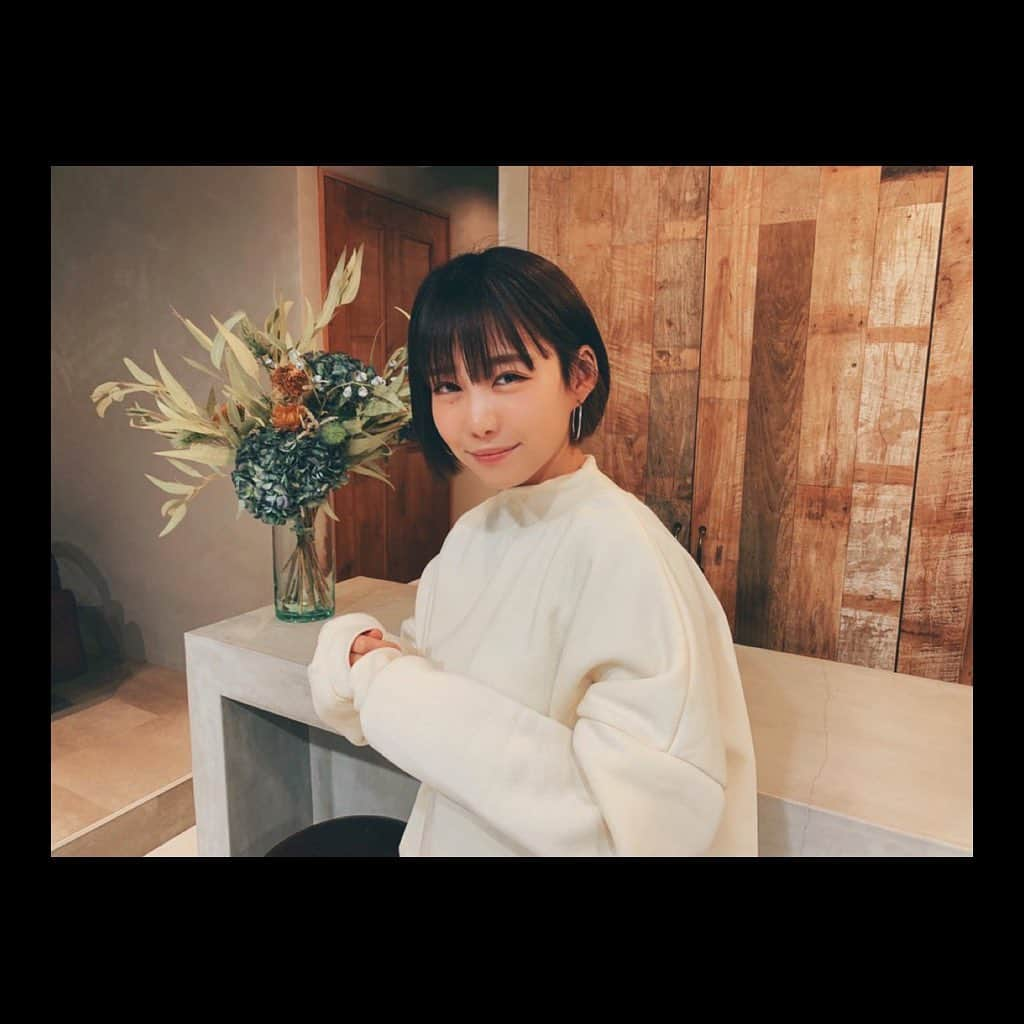 小嶋結里亜さんのインスタグラム写真 - (小嶋結里亜Instagram)「.﻿ .次回の舞台のため﻿ さらに短く切ってきました。✂︎﻿ ﻿ いつも可愛くしてくれる﻿ 大好きなまるさん(@maru_h0527 )﻿ の美容院オープンのお祝いも兼ねて🌼﻿ おめでとうございます♡﻿ ﻿ さあ、気合入れて。﻿ 年末にぎりぎりまで稽古に励みます🔥﻿ ﻿ ❁﻿ ﻿ ❁﻿ ﻿ #妃乃ゆりあ #役者 #舞台 #追憶 #一月 ﻿ #サンモールスタジオ #nanaproduce ﻿ #美容院 #ショート女子」12月19日 16時40分 - hino_yuria127