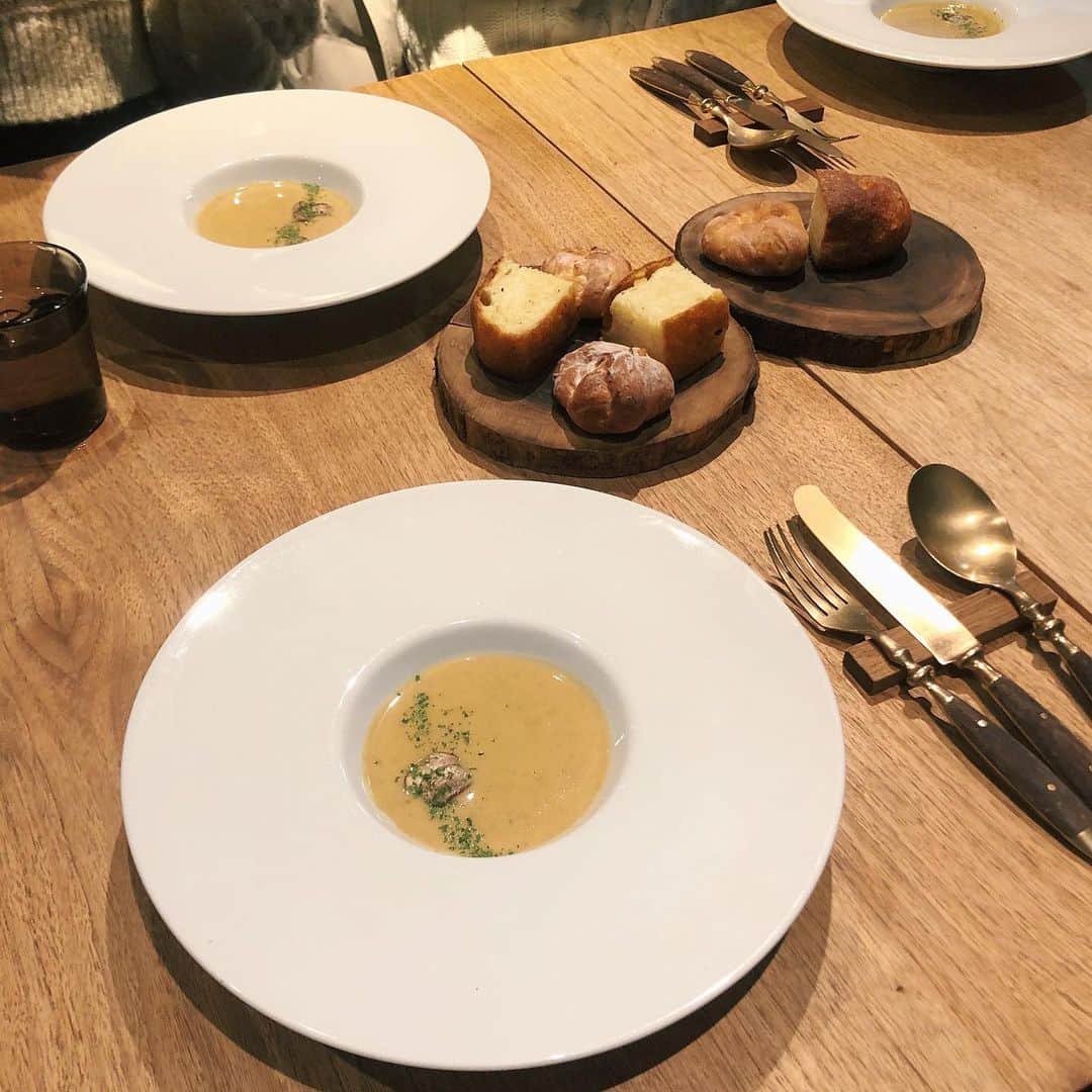 山本瑠香さんのインスタグラム写真 - (山本瑠香Instagram)「天満にあるフレンチレストラン🇫🇷🍽  一つ一つがオシャレで しかも美味しくて最高でした🍂💭  ◾︎生ハムと季節のフルーツ・リコッタチーズのサラダ ◾︎安納芋のマッシュルームのスープ ◾︎山形牛 ロティ　大葉のソース  ◾︎お祝いのデザートプレート  #大阪ランチ #大阪グルメ #天満グルメ #天満ランチ #梅田グルメ #フレンチ #onzoro #lunch #ケーキプレート」12月19日 16時40分 - mckg2020_no3