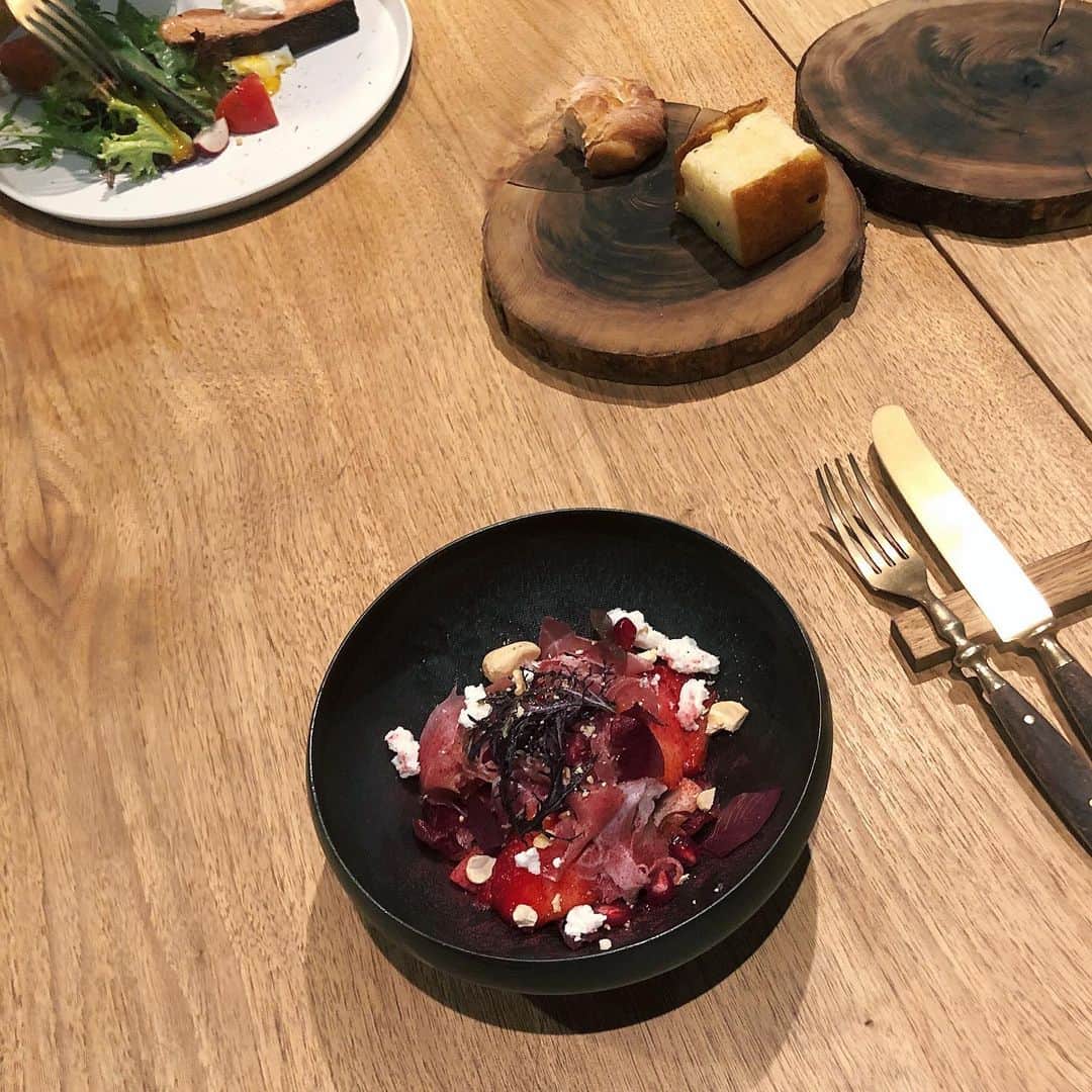 山本瑠香さんのインスタグラム写真 - (山本瑠香Instagram)「天満にあるフレンチレストラン🇫🇷🍽  一つ一つがオシャレで しかも美味しくて最高でした🍂💭  ◾︎生ハムと季節のフルーツ・リコッタチーズのサラダ ◾︎安納芋のマッシュルームのスープ ◾︎山形牛 ロティ　大葉のソース  ◾︎お祝いのデザートプレート  #大阪ランチ #大阪グルメ #天満グルメ #天満ランチ #梅田グルメ #フレンチ #onzoro #lunch #ケーキプレート」12月19日 16時40分 - mckg2020_no3