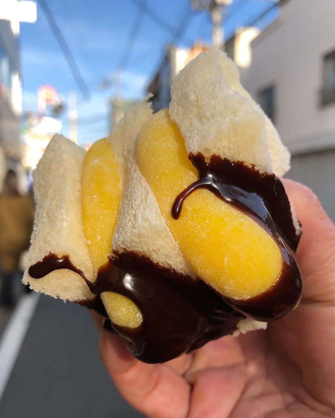 Coffee & Toast Tokyoさんのインスタグラム写真 - (Coffee & Toast TokyoInstagram)「もっちり はちみつぱん！ 🐝🐝🐝🐝🐝  はちみつ食べたくなり、 砂糖の代わりに、はちみつとクチナシの実を練り込んで、求肥を作ってみました！  もっちりしたはちみつの求肥をパンにサンドして、仕上げにとろーりチョコレートをかけて。  正直、そんなに期待してなかったのですが…(^◇^;)  はちみつのコクのある甘さとチョコレートのほろ苦さに、濃厚なバターを塗ったパンにもっちりが加わり、食感も楽しいパンになりました😋😋😋  #トースト #トーストアレンジ #食パンアレンジ #田園都市線カフェ #田園都市線パン #食パン #世田谷カフェ #東京パン屋 #パンスタグラム  #吐司 #paingrillé #torrada #toast #toasttuesday #tostadas #東京カフェ  #三軒茶屋カフェ #カフェ #photooftheday  #スイーツ部 #三軒茶屋 #food #はちみつ #ハチミツ #蜂蜜 #はちみつパン #honey #honeytoast  #ハニートースト」12月19日 16時45分 - coffeetoast2
