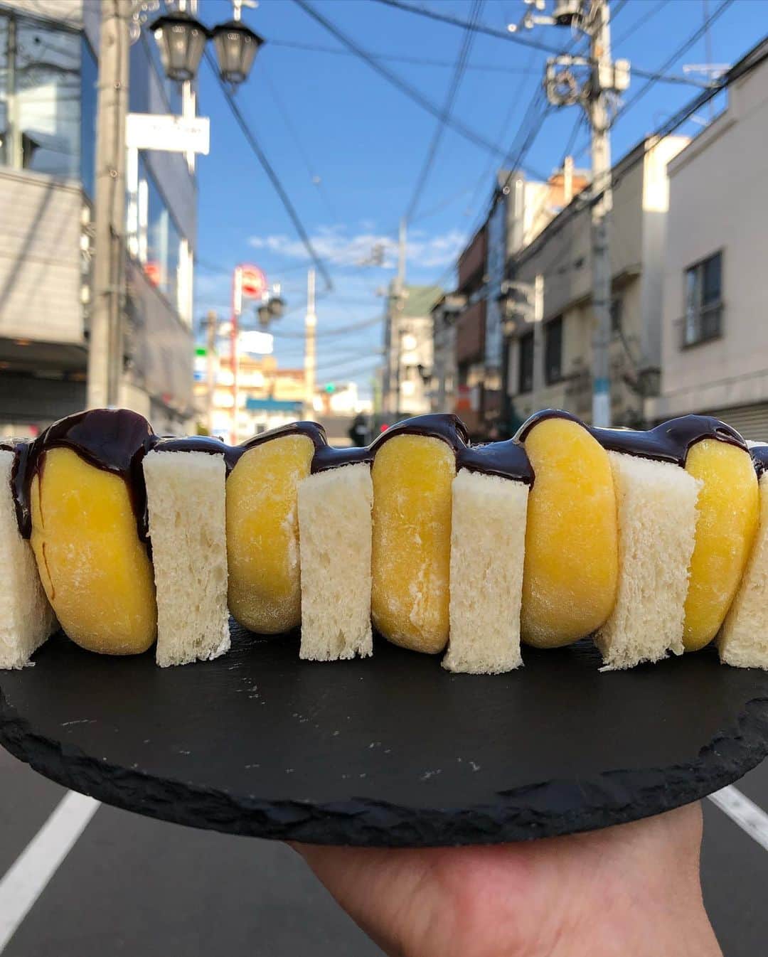 Coffee & Toast Tokyoさんのインスタグラム写真 - (Coffee & Toast TokyoInstagram)「もっちり はちみつぱん！ 🐝🐝🐝🐝🐝  はちみつ食べたくなり、 砂糖の代わりに、はちみつとクチナシの実を練り込んで、求肥を作ってみました！  もっちりしたはちみつの求肥をパンにサンドして、仕上げにとろーりチョコレートをかけて。  正直、そんなに期待してなかったのですが…(^◇^;)  はちみつのコクのある甘さとチョコレートのほろ苦さに、濃厚なバターを塗ったパンにもっちりが加わり、食感も楽しいパンになりました😋😋😋  #トースト #トーストアレンジ #食パンアレンジ #田園都市線カフェ #田園都市線パン #食パン #世田谷カフェ #東京パン屋 #パンスタグラム  #吐司 #paingrillé #torrada #toast #toasttuesday #tostadas #東京カフェ  #三軒茶屋カフェ #カフェ #photooftheday  #スイーツ部 #三軒茶屋 #food #はちみつ #ハチミツ #蜂蜜 #はちみつパン #honey #honeytoast  #ハニートースト」12月19日 16時45分 - coffeetoast2