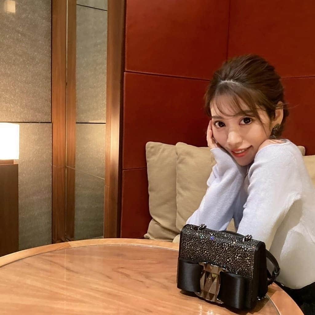 雨宮めるさんのインスタグラム写真 - (雨宮めるInstagram)「. @ferragamo  このミニバッグはデザインに一目惚れ✨ キラキラストーン×リボン×黒金具×極小サイズ＝満点💯 可愛くて持ってるだけでテンション違う〜😍  いつもの長財布入らないから折りたたみ財布に替えてIN @harukano1204 とのお泊りにも持っていったよ♡  1つのブランド激推しって訳じゃないけど カジュアルな日はFENDIとかTORYBARCH  お上品は日はFerragamoかSAINTLAURENT率高め  #andaztokyo #andaz #toranomonhills #ferragamo #salvatoreferragamo #minibag #favorite #myfavorite #favoritebag #hotelstay #hotelstyle #tabijyo #bj #アンダーズ東京 #虎ノ門ヒルズ #都内ホテル #お泊り旅行 #女子旅 #フェラガモ #フェラガモバッグ #サルバトーレフェラガモ #お気に入り #お気に入りブランド #友達デート #女子デート #小荷物派」12月19日 16時46分 - amamiya_melty