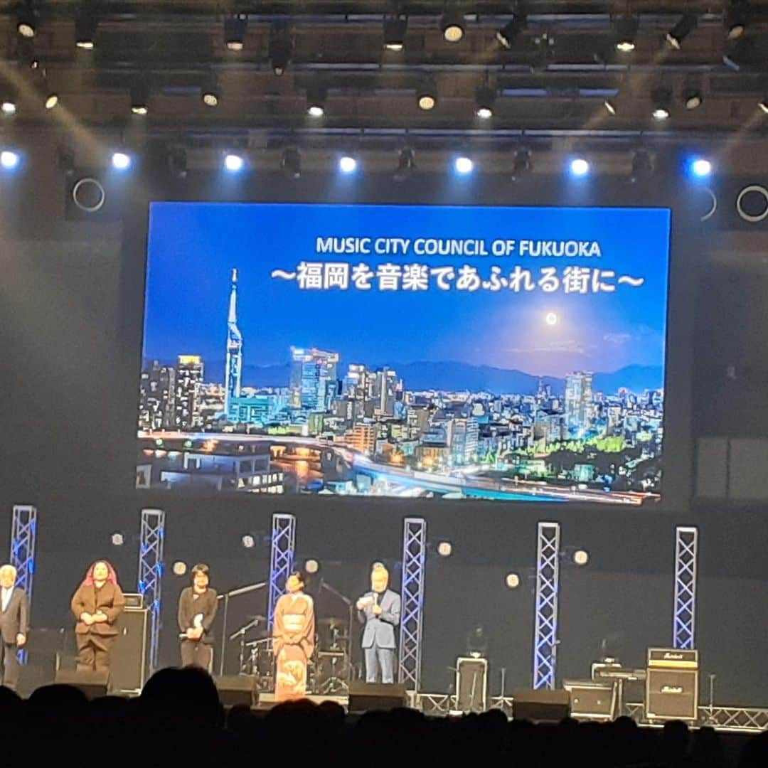 深町健二郎さんのインスタグラム写真 - (深町健二郎Instagram)「本日「福岡音楽都市協議会」設立に向けた記者発表を、マリンメッセ福岡にて行いました！  歴史的にも音楽人を数多く輩出している福岡から、より恒常的に音楽を通した街づくり、人づくり、場づくりを、産官学民、音楽のジャンルの垣根も超えてミクスチャーに仕掛けていく組織として、国内外へ発信していきたいと思います。  どうか皆さんもオンリーワンな音楽都市・福岡の当事者の一員として、ご参画ヨロシクお願いします！  どんな逆境にあっても、福岡の音楽は止まりません！Beat goes on FUKUOKA！」12月19日 16時46分 - kenjirofukamachi