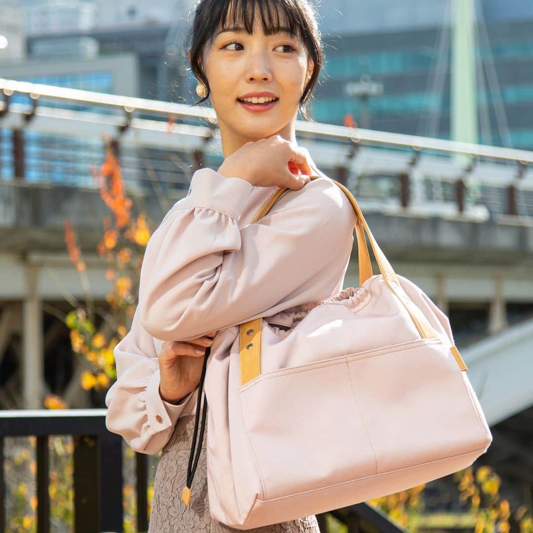 paccapaccaさんのインスタグラム写真 - (paccapaccaInstagram)「エコペット素材を採用して作られたビスキーシリーズ。 内側は抗菌生地で、環境にも体にもやさしいトートバッグができました💚 ──────────────── paccapacca biskie  ✔︎巾着トートバッグ ¥13,200  color:leaf green,bleach blue,baby pink,smoke brown,black,mustard,terracotta,blue jean ──────────────── 1月販売予定✨」12月19日 16時49分 - paccapacca_jp