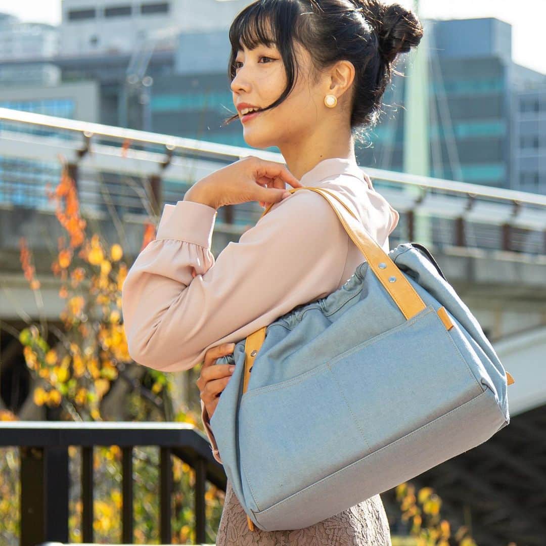 のインスタグラム：「エコペット素材を採用して作られたビスキーシリーズ。 内側は抗菌生地で、環境にも体にもやさしいトートバッグができました💚 ──────────────── paccapacca biskie  ✔︎巾着トートバッグ ¥13,200  color:leaf green,bleach blue,baby pink,smoke brown,black,mustard,terracotta,blue jean ──────────────── 1月販売予定✨」