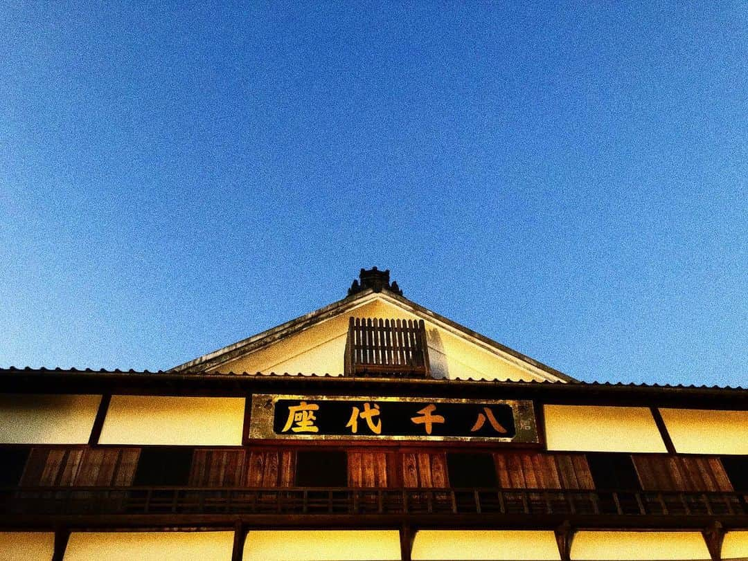 西本早希さんのインスタグラム写真 - (西本早希Instagram)「・ 山鹿の旅ラスト投稿！ 最後は 今回のメイン、 国指定重要文化財 八千代座へ🏯！  明治43年に芝居小屋として建設され  昭和には映画館に🎬！  その後テレビの普及とともに客足が減り 一時閉館してしまったものの  八千代座を大切に想う老人・若者の 30年に及ぶ復興活動があって  また芝居小屋として再建したそう 👏🏻  中に入ると天井には  八千代座界隈にある商店の広告が 🍶🌾  これも再建のときに昔のものを再現して作ったそうで  中には今でも商売を続けているお店もあるそう👏🏻  今回舞台裏を見学させてもらったあとに  客席で琴の演奏を聴き 灯籠踊りをみて  熊本山鹿の食材を使ったプレミアムディナーを 食べさせていただきました😭🙏🏻  普段はディナーはやってないみたいですが  お昼にこれまた豪華なお弁当が食べれるみたいです🍱  (詳しくはHPを🙏🏻) 産地とか気にして食べることあんまりないから  1品ずつ説明を聞きながら食べるディナーは とても贅沢な時間だったなぁ🍽  最後は移動して夜市へ 焚き火を囲みながら 菊鹿のホットワインを飲んで 山鹿の旅終了 🍷!  寒い中外で飲むホットワイン最高だった🔥  伝統ある街で いろんな方の話を聞かせてもらって  勉強しながら楽しめて 幸せ〜な1日でした ☺️✌🏻  普段からなかよしの真亜子とで楽しかった 😂♡ #お料理の写真投稿したら変なアップになってしまった😔」12月19日 17時01分 - saki1022