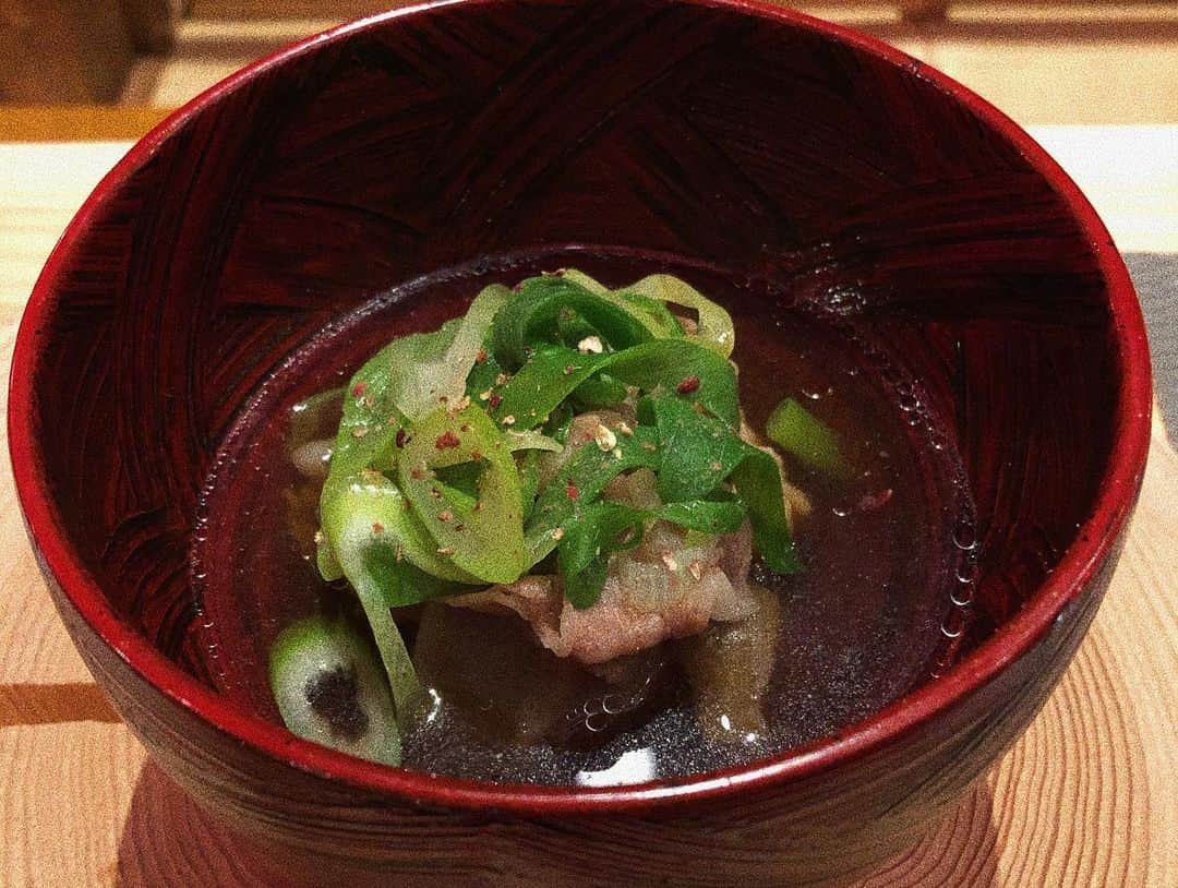 西本早希さんのインスタグラム写真 - (西本早希Instagram)「・ 山鹿の旅ラスト投稿！ 最後は 今回のメイン、 国指定重要文化財 八千代座へ🏯！  明治43年に芝居小屋として建設され  昭和には映画館に🎬！  その後テレビの普及とともに客足が減り 一時閉館してしまったものの  八千代座を大切に想う老人・若者の 30年に及ぶ復興活動があって  また芝居小屋として再建したそう 👏🏻  中に入ると天井には  八千代座界隈にある商店の広告が 🍶🌾  これも再建のときに昔のものを再現して作ったそうで  中には今でも商売を続けているお店もあるそう👏🏻  今回舞台裏を見学させてもらったあとに  客席で琴の演奏を聴き 灯籠踊りをみて  熊本山鹿の食材を使ったプレミアムディナーを 食べさせていただきました😭🙏🏻  普段はディナーはやってないみたいですが  お昼にこれまた豪華なお弁当が食べれるみたいです🍱  (詳しくはHPを🙏🏻) 産地とか気にして食べることあんまりないから  1品ずつ説明を聞きながら食べるディナーは とても贅沢な時間だったなぁ🍽  最後は移動して夜市へ 焚き火を囲みながら 菊鹿のホットワインを飲んで 山鹿の旅終了 🍷!  寒い中外で飲むホットワイン最高だった🔥  伝統ある街で いろんな方の話を聞かせてもらって  勉強しながら楽しめて 幸せ〜な1日でした ☺️✌🏻  普段からなかよしの真亜子とで楽しかった 😂♡ #お料理の写真投稿したら変なアップになってしまった😔」12月19日 17時01分 - saki1022