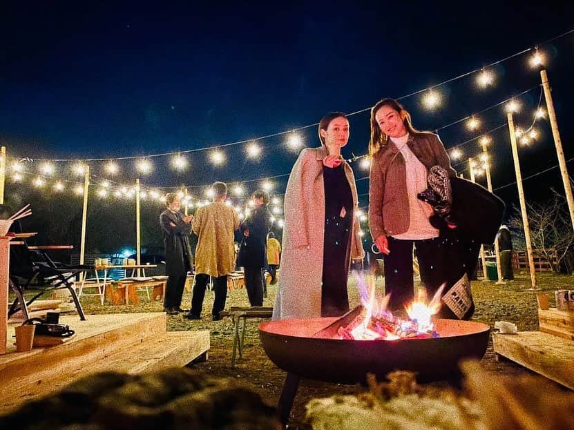 西本早希さんのインスタグラム写真 - (西本早希Instagram)「・ 山鹿の旅ラスト投稿！ 最後は 今回のメイン、 国指定重要文化財 八千代座へ🏯！  明治43年に芝居小屋として建設され  昭和には映画館に🎬！  その後テレビの普及とともに客足が減り 一時閉館してしまったものの  八千代座を大切に想う老人・若者の 30年に及ぶ復興活動があって  また芝居小屋として再建したそう 👏🏻  中に入ると天井には  八千代座界隈にある商店の広告が 🍶🌾  これも再建のときに昔のものを再現して作ったそうで  中には今でも商売を続けているお店もあるそう👏🏻  今回舞台裏を見学させてもらったあとに  客席で琴の演奏を聴き 灯籠踊りをみて  熊本山鹿の食材を使ったプレミアムディナーを 食べさせていただきました😭🙏🏻  普段はディナーはやってないみたいですが  お昼にこれまた豪華なお弁当が食べれるみたいです🍱  (詳しくはHPを🙏🏻) 産地とか気にして食べることあんまりないから  1品ずつ説明を聞きながら食べるディナーは とても贅沢な時間だったなぁ🍽  最後は移動して夜市へ 焚き火を囲みながら 菊鹿のホットワインを飲んで 山鹿の旅終了 🍷!  寒い中外で飲むホットワイン最高だった🔥  伝統ある街で いろんな方の話を聞かせてもらって  勉強しながら楽しめて 幸せ〜な1日でした ☺️✌🏻  普段からなかよしの真亜子とで楽しかった 😂♡ #お料理の写真投稿したら変なアップになってしまった😔」12月19日 17時01分 - saki1022