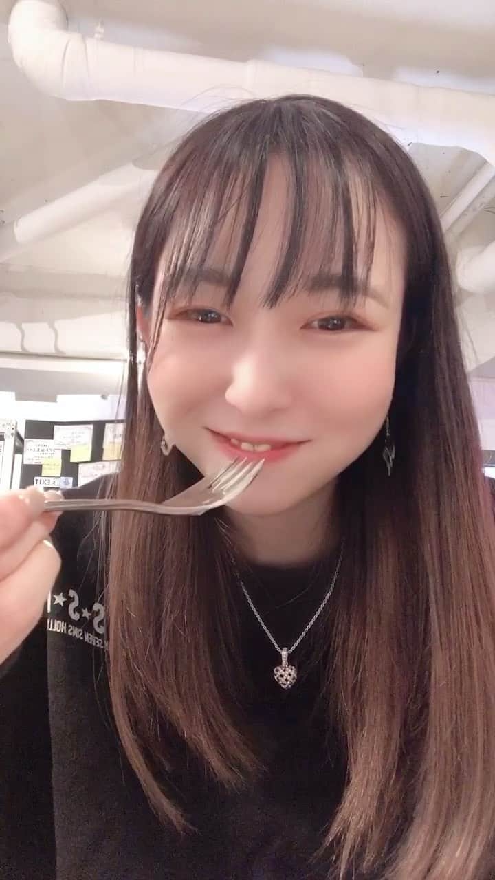 大崎菜々子のインスタグラム：「6curry(@6curry )のスイーツいつも美味しい😋  なんでか食べてる動画のが再生される🤣  #スパイス #スイーツ #スイーツ女子  #恵比寿 #foodstagram #美味しい  #たくさん食べた #食べるの大好き   #fashiongram #좋아요 #팔로우미 #오오티디  #패션  #패션스타그램 #casual #followme #pleasefollowme #likeforlikes #pleaselike #model #cosplayer #l4l #fashion  #streetfashion #SSH #girl #cute #instagood  #makeup #cosmetics」