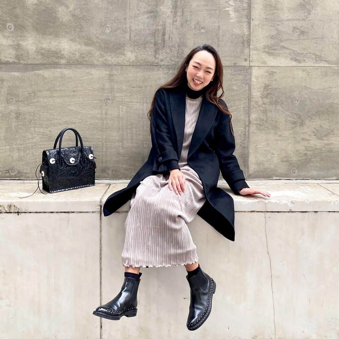 石田美奈子さんのインスタグラム写真 - (石田美奈子Instagram)「𝐎𝐮𝐭𝐟𝐢𝐭. . 去年買ったMaxMaraのコートは暖かくて軽くて本当に買って良かった1着☺︎ 今年も大活躍しています✨ ワンピースは以前黒を買って良かったので色違いでリピート購入しました☺︎ シワが全く気にならなくて着やすい⑅◡̈* . 最近履き始めてとてもオススメなのが、ブーツの中に履いている#機能性ソックス の#ケアソク ！ 中が#5本指ソックス になっていてかかとにはクッションが入っているので、たくさん歩いても疲れにくい😊 そして履き心地がとても良いです♫ 私は若干扁平足気味と言われるのですが、このソックスを履くことで扁平足も改善してくれるんです✨ 外反母趾の予防改善やO脚の改善にも効果的らしいです。 1cm単位のサイズ展開なので、自分の足に合ったものを選ぶことができますよ♫ 足が疲れやすい方、足のお悩みがある方は試してみてください🤍 . → @caresoku . . outer … #maxmara @maxmara onepiece … #auntmaries @auntmaries.official bag … #gracecontinental #carvingtribes @grace_continental.div @carvingtribes boots … #churchs @churchs . 👗→ #minako_fashion . #ootd #165cmコーデ #caresoku #ケアソクととのえる #浮き指 #巻き爪ケア #外反母趾予防 #扁平足改善  #足の疲れ解消  #pr #大人カジュアルコーデ #カービングバッグ」12月19日 16時55分 - mminakooo