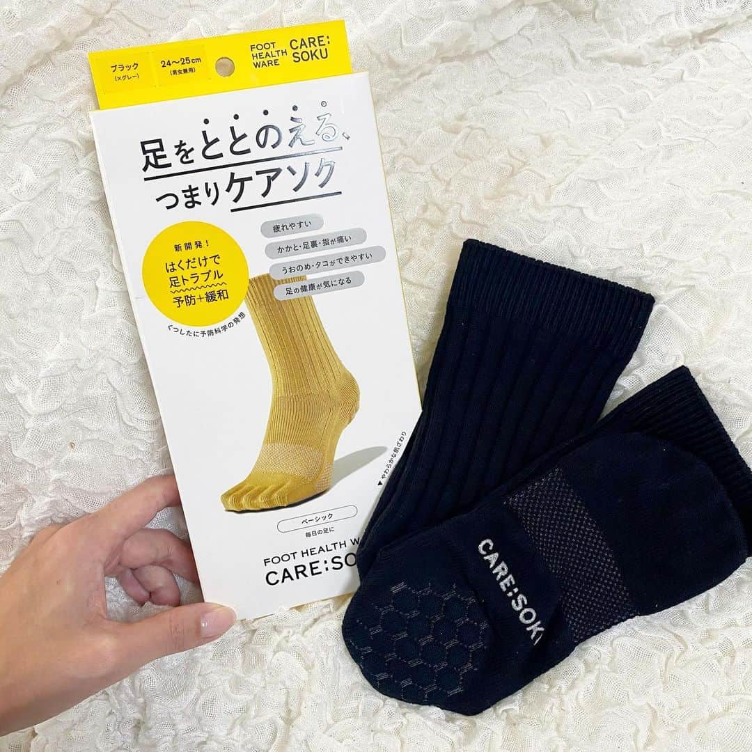 石田美奈子さんのインスタグラム写真 - (石田美奈子Instagram)「𝐎𝐮𝐭𝐟𝐢𝐭. . 去年買ったMaxMaraのコートは暖かくて軽くて本当に買って良かった1着☺︎ 今年も大活躍しています✨ ワンピースは以前黒を買って良かったので色違いでリピート購入しました☺︎ シワが全く気にならなくて着やすい⑅◡̈* . 最近履き始めてとてもオススメなのが、ブーツの中に履いている#機能性ソックス の#ケアソク ！ 中が#5本指ソックス になっていてかかとにはクッションが入っているので、たくさん歩いても疲れにくい😊 そして履き心地がとても良いです♫ 私は若干扁平足気味と言われるのですが、このソックスを履くことで扁平足も改善してくれるんです✨ 外反母趾の予防改善やO脚の改善にも効果的らしいです。 1cm単位のサイズ展開なので、自分の足に合ったものを選ぶことができますよ♫ 足が疲れやすい方、足のお悩みがある方は試してみてください🤍 . → @caresoku . . outer … #maxmara @maxmara onepiece … #auntmaries @auntmaries.official bag … #gracecontinental #carvingtribes @grace_continental.div @carvingtribes boots … #churchs @churchs . 👗→ #minako_fashion . #ootd #165cmコーデ #caresoku #ケアソクととのえる #浮き指 #巻き爪ケア #外反母趾予防 #扁平足改善  #足の疲れ解消  #pr #大人カジュアルコーデ #カービングバッグ」12月19日 16時55分 - mminakooo