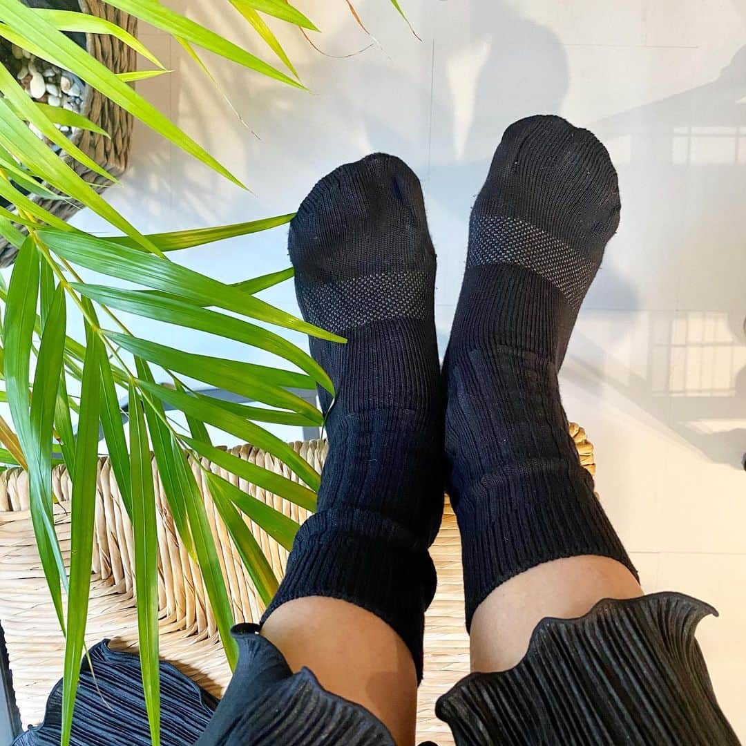 石田美奈子さんのインスタグラム写真 - (石田美奈子Instagram)「𝐎𝐮𝐭𝐟𝐢𝐭. . 去年買ったMaxMaraのコートは暖かくて軽くて本当に買って良かった1着☺︎ 今年も大活躍しています✨ ワンピースは以前黒を買って良かったので色違いでリピート購入しました☺︎ シワが全く気にならなくて着やすい⑅◡̈* . 最近履き始めてとてもオススメなのが、ブーツの中に履いている#機能性ソックス の#ケアソク ！ 中が#5本指ソックス になっていてかかとにはクッションが入っているので、たくさん歩いても疲れにくい😊 そして履き心地がとても良いです♫ 私は若干扁平足気味と言われるのですが、このソックスを履くことで扁平足も改善してくれるんです✨ 外反母趾の予防改善やO脚の改善にも効果的らしいです。 1cm単位のサイズ展開なので、自分の足に合ったものを選ぶことができますよ♫ 足が疲れやすい方、足のお悩みがある方は試してみてください🤍 . → @caresoku . . outer … #maxmara @maxmara onepiece … #auntmaries @auntmaries.official bag … #gracecontinental #carvingtribes @grace_continental.div @carvingtribes boots … #churchs @churchs . 👗→ #minako_fashion . #ootd #165cmコーデ #caresoku #ケアソクととのえる #浮き指 #巻き爪ケア #外反母趾予防 #扁平足改善  #足の疲れ解消  #pr #大人カジュアルコーデ #カービングバッグ」12月19日 16時55分 - mminakooo
