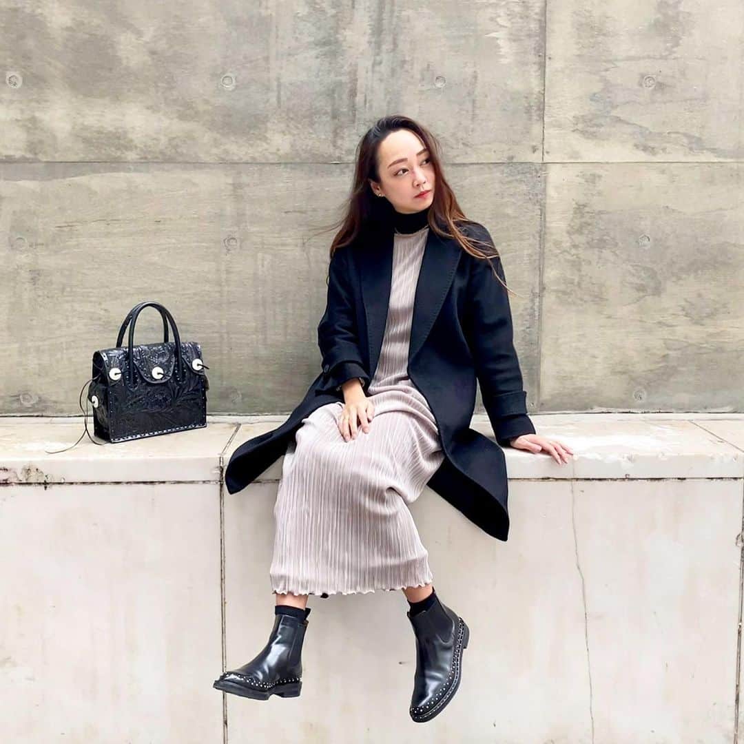 石田美奈子さんのインスタグラム写真 - (石田美奈子Instagram)「𝐎𝐮𝐭𝐟𝐢𝐭. . 去年買ったMaxMaraのコートは暖かくて軽くて本当に買って良かった1着☺︎ 今年も大活躍しています✨ ワンピースは以前黒を買って良かったので色違いでリピート購入しました☺︎ シワが全く気にならなくて着やすい⑅◡̈* . 最近履き始めてとてもオススメなのが、ブーツの中に履いている#機能性ソックス の#ケアソク ！ 中が#5本指ソックス になっていてかかとにはクッションが入っているので、たくさん歩いても疲れにくい😊 そして履き心地がとても良いです♫ 私は若干扁平足気味と言われるのですが、このソックスを履くことで扁平足も改善してくれるんです✨ 外反母趾の予防改善やO脚の改善にも効果的らしいです。 1cm単位のサイズ展開なので、自分の足に合ったものを選ぶことができますよ♫ 足が疲れやすい方、足のお悩みがある方は試してみてください🤍 . → @caresoku . . outer … #maxmara @maxmara onepiece … #auntmaries @auntmaries.official bag … #gracecontinental #carvingtribes @grace_continental.div @carvingtribes boots … #churchs @churchs . 👗→ #minako_fashion . #ootd #165cmコーデ #caresoku #ケアソクととのえる #浮き指 #巻き爪ケア #外反母趾予防 #扁平足改善  #足の疲れ解消  #pr #大人カジュアルコーデ #カービングバッグ」12月19日 16時55分 - mminakooo