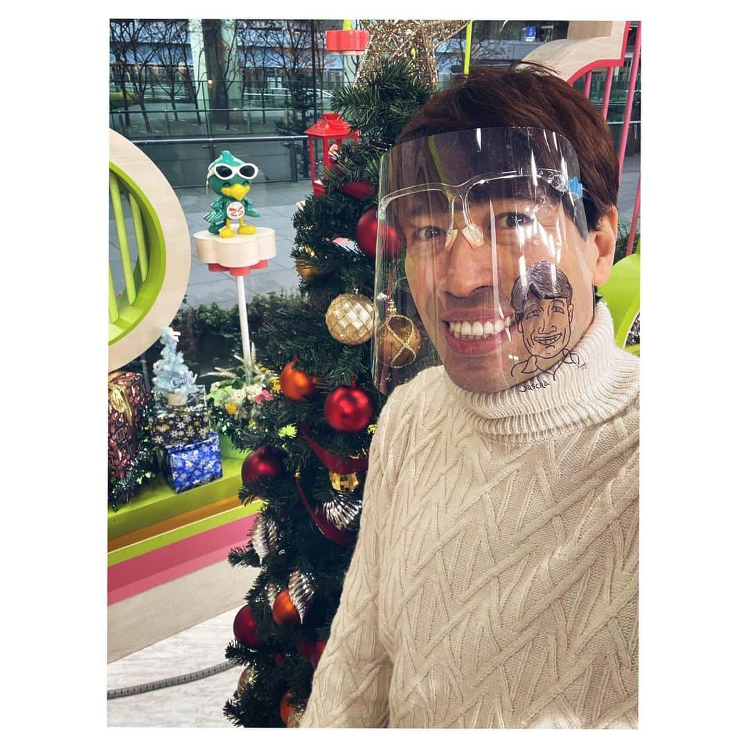 Saschaさんのインスタグラム写真 - (SaschaInstagram)「今日は今年のクリスマス前最後の #ズムサタ ！デコレーションも更にクリスマスモード！今日はオープニングとエンディングそして番組中のスタジオも！暖かいクリスマスになるそうですから、それまで風邪など引かないようにしないと！ #今週も本番3分前で全員揃ってない #ディスタンスでミッキー遠い #サタボーはもっと遠い #サタボーいつも笑顔 #クリスマス #日テレ」12月19日 16時56分 - sascha348