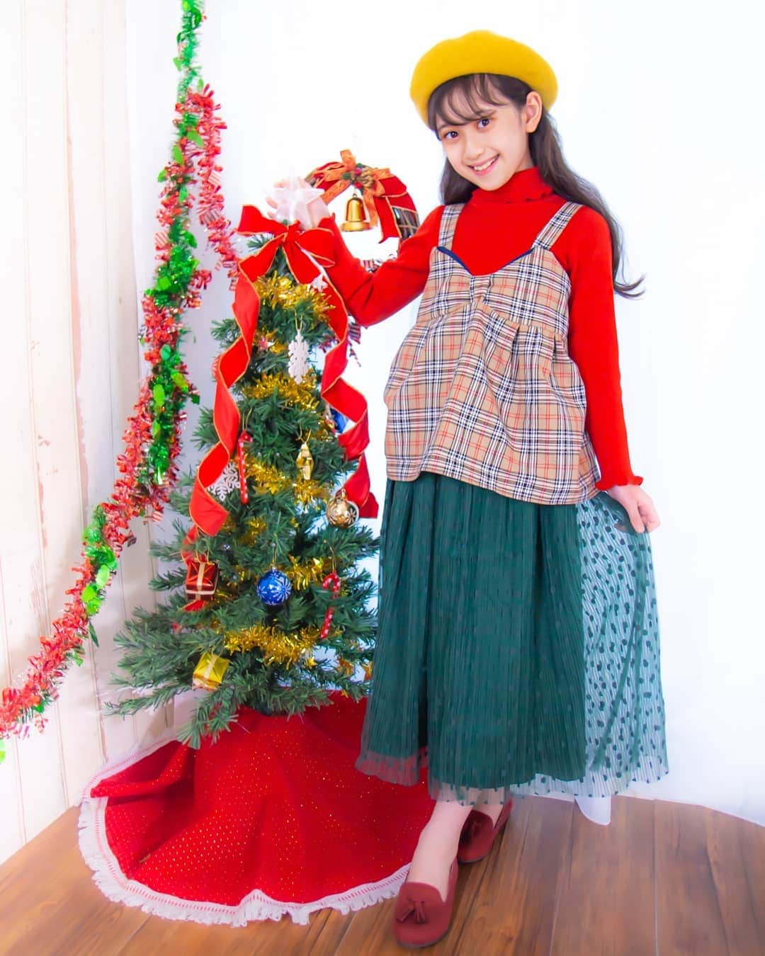 出井愛華さんのインスタグラム写真 - (出井愛華Instagram)「お友達のハンドメイド作品の着画モデル🌠  重ね着がオシャレなビスチェ🌠 服を作れちゃうってすごいなぁ😌 詳しくは🔻🔻🔻 ハンドメイド作家 @bukicchobaachan さんへ🌠  AIKA 身長136cm #小学3年生 #9歳女の子 合わせたタートルは アイカが以前カタログモデルをしていたSeraph 130 @foonline @fokids_official スカートは今季カタログ&WEBモデルをしている#UNICA 140 @unica_products 靴はチラシモデルをさせてもらった#しまむらバースデイ #futafuta の大人服をそのまま小さくしたライン"BLACK CLOSET" @grbirthday 以前Aneひめに私物として載ったこともある靴🤗 こういう雰囲気のコーデ久々💓  今年ツリー飾りは🎀にしたよ🎵 「ひとりで出したんだ🎵 重くなかったよ！あいちゃんちからもち！😊💪」  だそうです。🤭 今年はママ楽ちんでした笑  年々アイカよりツリーが小さくなってく🤭  #キッズモデル #おうちスタジオ  #クリスマスツリー #リボン #クリスマスコーデ #クリスマス #Christmas #ChristmasTree #キッズコーデ #キッズファッション #子供服 #小学生 #ベレー帽  #ハンドメイド #ハンドメイド服 #ハンドメイド作品」12月19日 17時00分 - aika_n_n