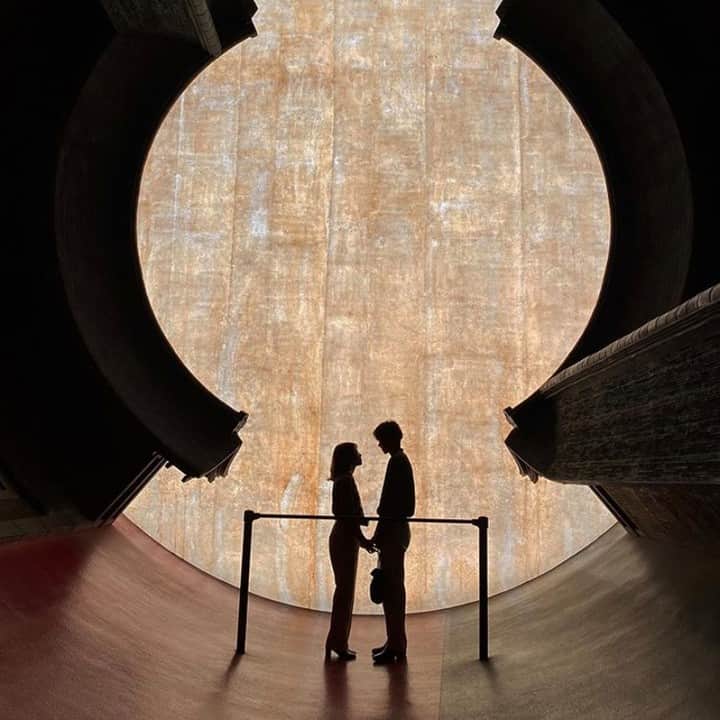 ハルハルさんのインスタグラム写真 - (ハルハルInstagram)「「太陽」をテーマにした神秘的な美術館𓂃 𓈒𓏸  あんにょん！ ハルハル編集部のみみちゃんですꪔ̤̮ ♡  岡山県にある #奈義町現代美術館 は 太陽、月、大地と名づけられた3つの展示室から構成されていて 作品と建物が半永久的に一体化している魅力的な美術館。  一度は足を運んでみたい素敵な空間ですよね😌  この投稿がいいな…！と思ったら保存やシェアを忘れずに♡ 行ったことがある方はコメントお待ちしています！ 𓂃  ‎ܰ 奈義町現代美術館 ܱ  📍岡山県勝田郡奈義町豊沢441 ⌚️9:30～17:00（入館は16:30まで） 休館日：毎週月曜日（月曜日が祝日の場合は開館）および祝日の翌日  観覧料金 一般、大学生：700円 高校生：500円 中学生、小学生：300円  ※2020年11月現在の情報です。  ┈┈┈┈┈┈┈┈┈┈┈┈┈┈┈┈┈┈┈  今回の可愛いお写真は、 以下の方からお借りしています♡ ‌ Thanks for… ‌ @h.y__117_ さま @big_front_teeth_238　さま @m.y_1017　さま @_99126　さま  #ハルスタ や #ハルハル をタグ付けしていただくと、 ハルハルの記事やInstagramに投稿させていただく場合がございます  #하루스타 #하루하루 를 태그 하시면 하루하루의 기사와 인스타그램에서 사용할 가능성이 있습니다.  ┈┈┈┈┈┈┈┈┈┈┈┈┈┈┈┈┈┈┈  #現代アート #美術館巡り #美術館 #アート作品 #アートのある暮らし #岡山観光 #現代美術館 #建築デザイン #現代建築 #ナギモカ #岡山旅行 #映えスポット #お出かけスポット#美術館好きな人と繋がりたい #国内旅行」12月19日 17時00分 - haruharu_furyu