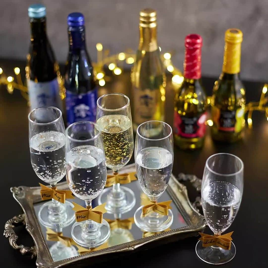 mio_sparklingのインスタグラム：「澪、澪＜DRY＞、澪＜GOLD＞で年末飲み比べ🎵あなたはどれがお好みですか？😊   #飲み比べ #飲み比べ日本酒 #のみくらべ #おうち忘年会 #お酒大好き #グラスマーカー #おうちクリスマス #mirrortray #christmas #暮らしを楽しむ #カフェ風インテリア #テーブルフォト #自分へのご褒美 #期間限定 #限定発売 #日本酒部 #飲酒タグラム #日本酒で乾杯 #日本酒好きな人と繋がりたい #スパークリング清酒 #日本酒女子 #日本酒 #sparkling #澪DRY #澪ドライ #澪GOLD #澪ゴールド #一果 #ichika #澪」