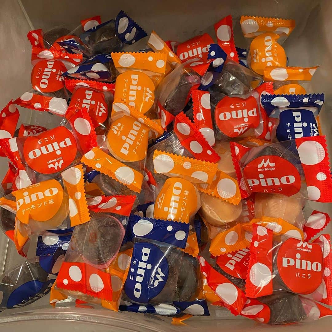 のインスタグラム：「【pino】  寒くなって来たのでピノ食べます  プロダクション選びは慎重に  #AV #AV事務所 #AVプロダクション #AV女優 #セクシー女優 #シーモア #cmore_ent #原宿 #表参道 #神宮前 #アイス #アイスクリーム #ピノ #icecream #pino」