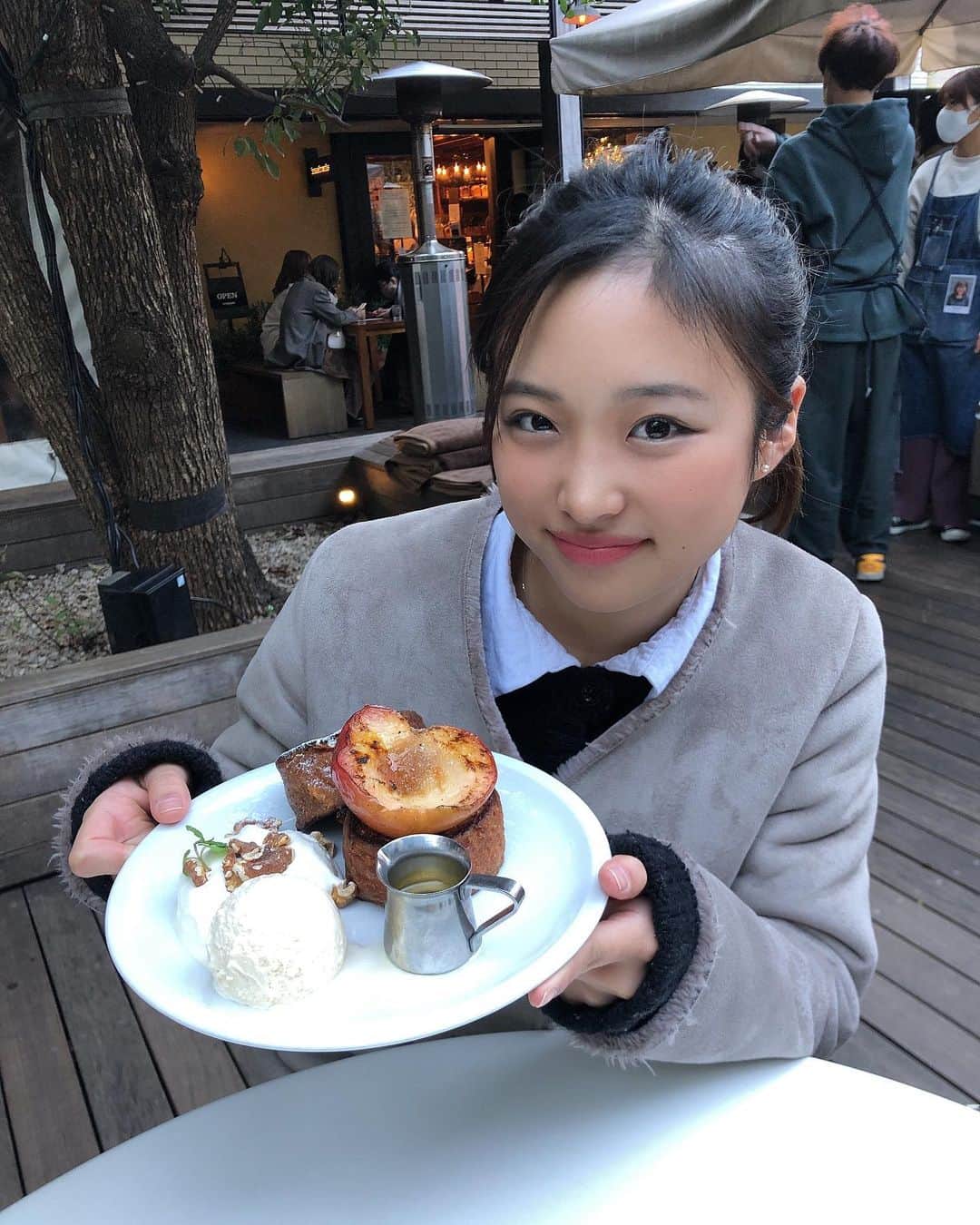 石井美音奈のインスタグラム：「こないだお仕事終わりにカフェ行ってきたよ♪ 夕方になるとライトアップもされてそれもまた綺麗だった❤️」