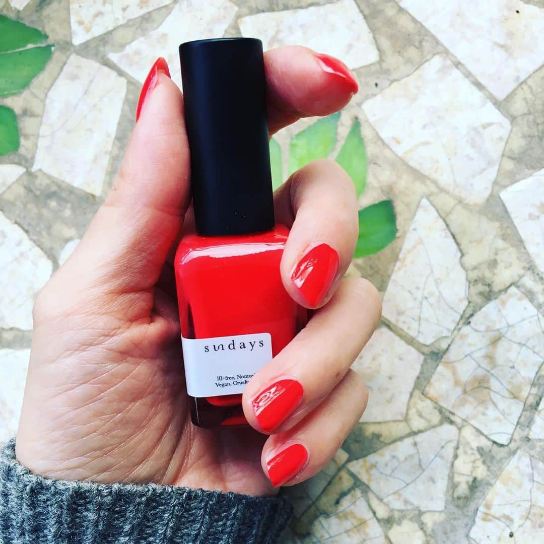 小橋めぐみのインスタグラム：「ひと塗りで鮮やかに発色💅 ナチュラル成分満載のNY生まれのネイル　 サンデイズ　@sundays_japan  最近爪が割れやすいので、ネイルも控えていたのですが、これなら大丈夫そう。メープル、白樺など天然由来成分配合な上に、ネイルに含まれがちな10種類の化学物質が不使用なんだそう。 今月は、13番　チリペッパーレッド🌶 ぴりりと指先に効かせてみました。 少しずつ、集めていきたいな。 #biople」