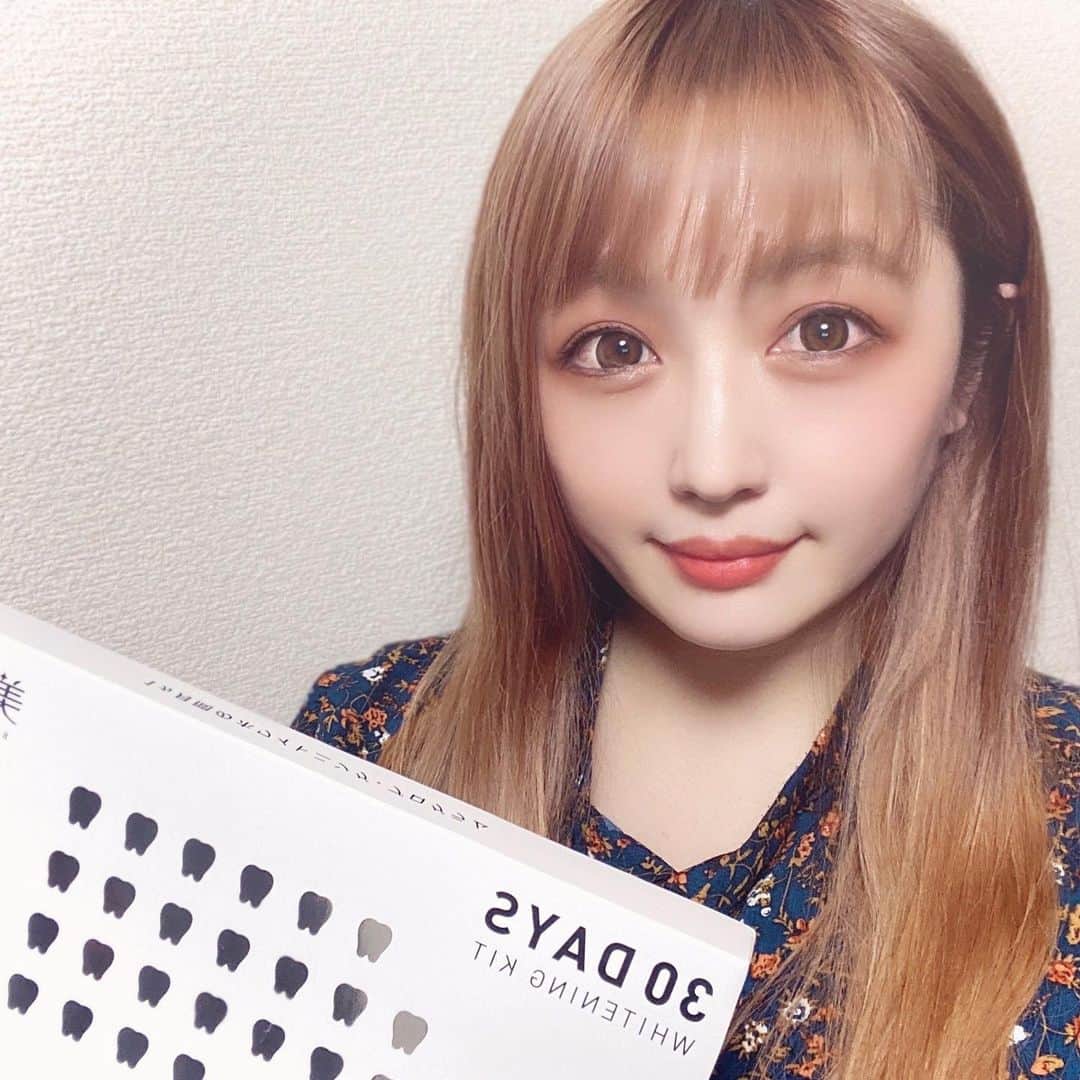 のインスタグラム：「. 30日間で白い歯をつくる歯磨きセット  『美歯口 30DAYS WHITENING KIT(ビハク サンジュウデイズ ホワイトニングキット) 』 ↓  @30days_whitening_kit   をいただきました🦷✨ . . 色んな著名人の方が使ってるのを見て気になってたんだよね🤭 . . 1回ずつ小分けにされた歯磨き粉を30日間使い続けることで 白く輝く歯になるんだって😳🦷 . . パッケージもおしゃれだし ホワイトニングの照射が苦手な人にもいいよね😏 . . . . . . #美歯口 #30DAYS #美歯口ホワイトニングキット #ホワイトニング #シャリオン #ホワイトニング歯磨き粉  #審美歯科 #白い歯 #歯を白くする方法  #歯を白くする #歯を白くしたい #PR #歯のホワイトニング #ホワイトニングキット #ホワイトカラー #オシャレ歯磨き粉 #歯磨き粉 #はみがき #美白 #セミロングヘア #白い #白い箱 #美容day #アラサー女子 #アラフォー女子」