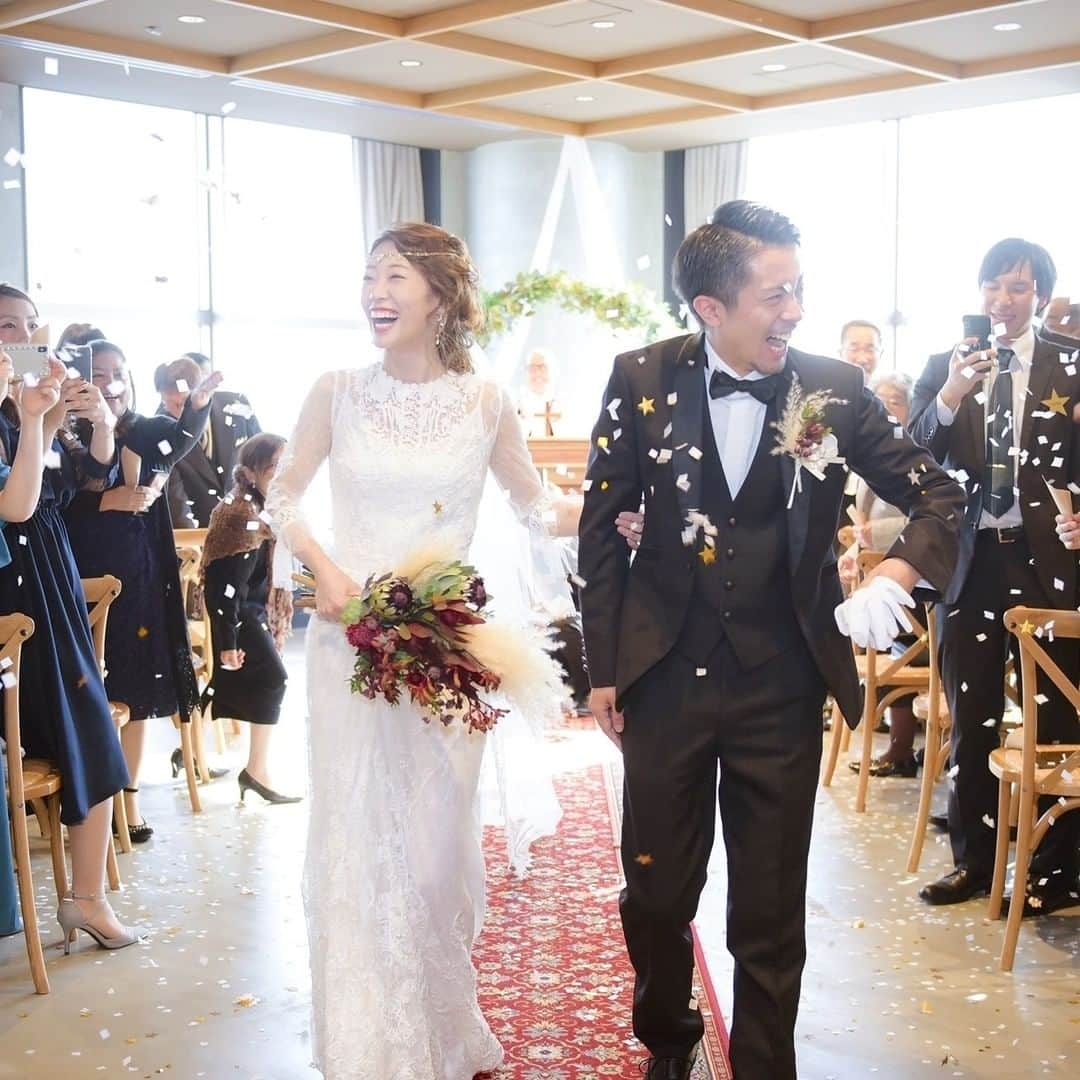 THE STYLE_OKAYAMA【公式】さんのインスタグラム写真 - (THE STYLE_OKAYAMA【公式】Instagram)「. ゲストの皆さまより祝福の気持ちを込めて 大きく舞うスターシャワー*  おふたりの弾ける笑顔に 会場中が幸せに包まれました＊  【会場】𝐓𝐇𝐄 𝐒𝐓𝐘𝐋𝐄　𝐍𝐨.𝟐𝟎 . -------------------- . @thestyle_okayamaをフォローし #ザスタイル岡山 をつけて 検索してくださいね♪ . #スタイルズ花嫁 #thestyleokayama #wedding #weddingdress #ウェディングドレス #ブライダルハウスTUTU #ブライダルハウスチュチュ #岡山 #岡山花嫁 #岡山ウェディング #プレ花嫁 #卒花 #披露宴 #結婚式 #結婚式場 #結婚式準備 #DRESSY花嫁 #marryxoxo #ウェディングニュース #シェアーズヘアメイク #牧師 #pronoviasbride #プロノビアスブライド #スターシャワー #スレンダーライン #人前式 #バージンロード #キリスト教式 #おしゃれ花嫁」12月19日 17時05分 - thestyle_okayama
