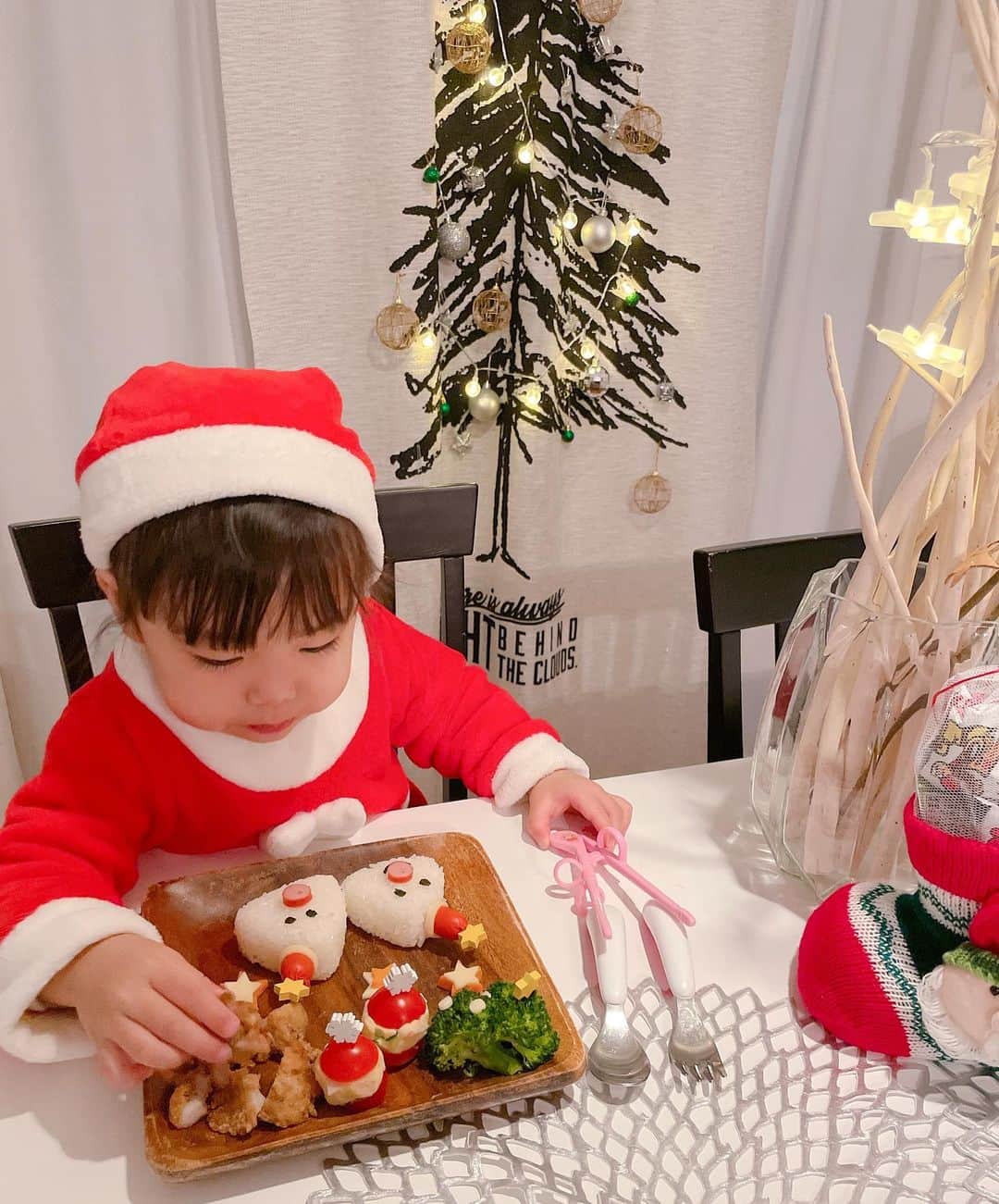 のインスタグラム：「#クリスマスご飯  今週はクリスマス音楽会♬が園であったからその流れで家でもクリスマス気分をて事で夜ご飯デコった🎅🏻🎄 今年もトナカイテン居ます🦌❄️ . . その日に思い付いてしたからインスタを参考に使ったよ❣️みんな上手にしてて凄いなぁ〜。とザッとしたクリスマスプレートになりました😇 . . ✔︎おにぎりサンタ ✔︎唐揚げ ✔︎トマトポテサラ ✔︎ブロッコリーツリー ✔︎星形チーズ人参 ✔︎コーンスープ←映ってなし #クリスマス #幼児食#幼児食記録」