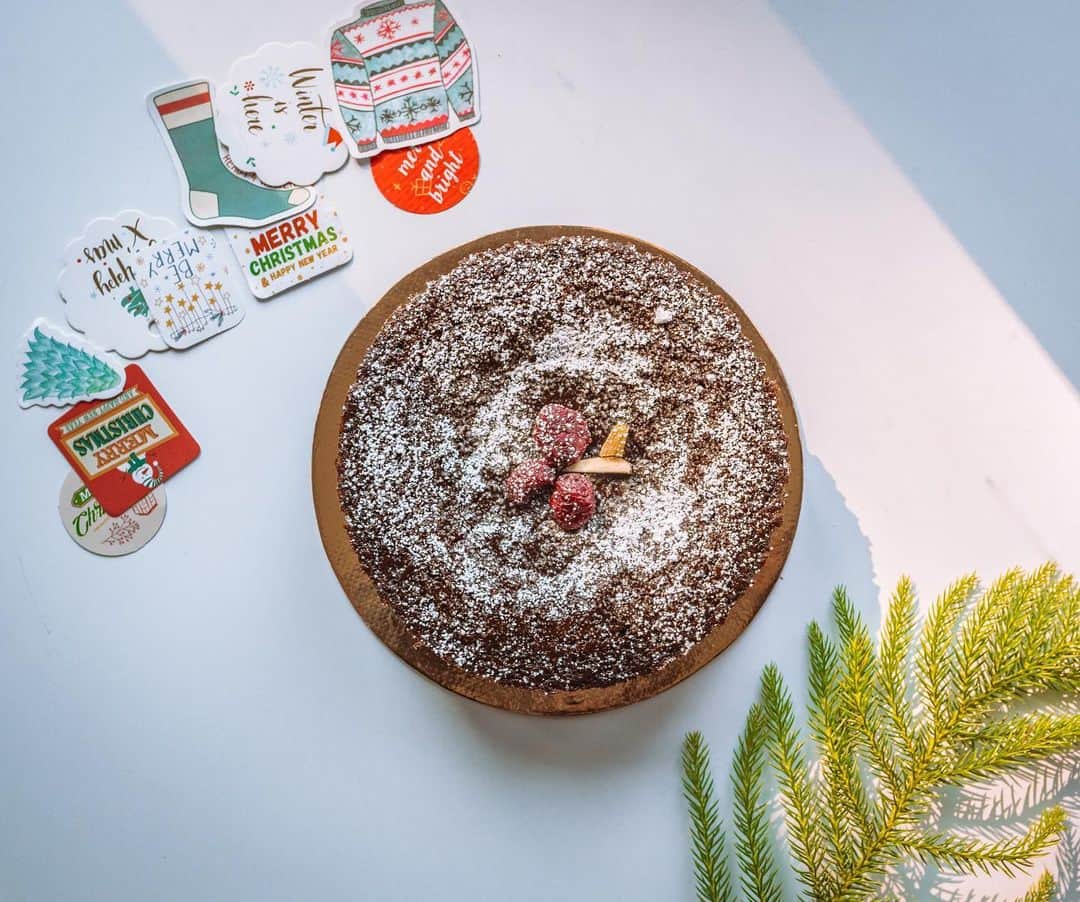 Abhinav Chandelさんのインスタグラム写真 - (Abhinav ChandelInstagram)「I just wrapped up my first food photography assignment, where I shot the Christmas menu of @1740bakerydharamsala, which I feel is currently the best bakery in Dharamshala.  Swipe to see them all . You see, this is something I always tried doing and always failed, so was happy to be able to come out with decent enough pictures, and @ovenkarenge was kind enough to accept them. . If you liked these pictures, head over to @1740bakerydharamsala to try out their amazing bakery products. . . . Food stylist: @millennialladki」12月19日 17時08分 - abhiandnow