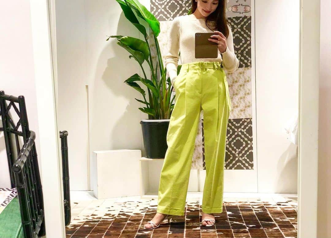 西山真以さんのインスタグラム写真 - (西山真以Instagram)「* @stunninglure  2021ss exhibition.  ライムグリーン×サックスブルー。 春らしくてスタンニングらしいカラーリングがたまらない💚💙  脚長効果抜群で昨年から人気のパンツも、 @yuzefi  のコロンとしたbagも、蛍光グリーンが目に止まりました💚  明るいカラーのお洋服は気持ちも明るくなるので、 来春はカラーアイテムも取り入れていこうかな♪ . #stunninglure  #2021ss」12月19日 17時09分 - mai0830